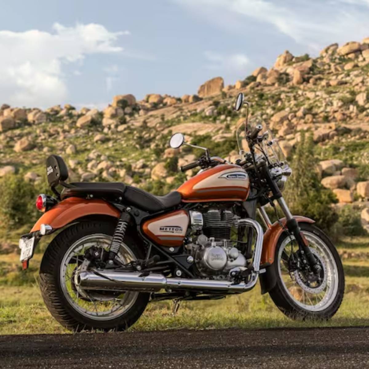 ইঞ্জিনটি 5-স্পিড গিয়ারবক্সের সঙ্গে যুক্ত, যা শহর এবং হাইওয়ে উভয় স্থানেই একটি আরামদায়ক রাইড দিয়ে থাকে। সাসপেনশন, ব্রেকিং এবং চ্যাসিসও স্ট্যান্ডার্ড মডেলের মতোই, তাই বাইকটি একটি স্থিতিশীল ও আরামদায়ক রাইড দেয়।