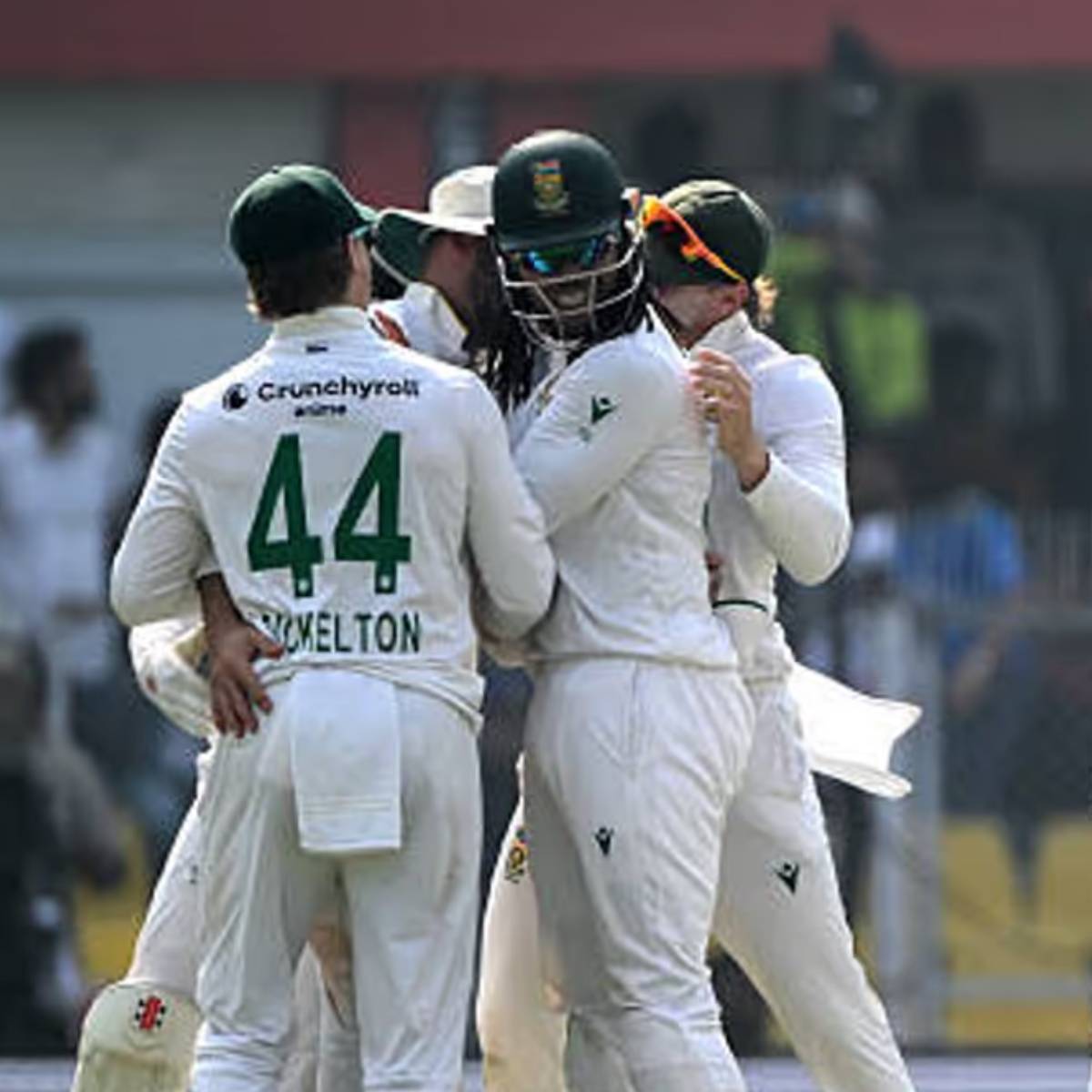 সেখানে থাকা মার্করাম ডানদিকে লাফিয়ে এক হাতে বল ধরেন। এটি সত্যিই অসাধারণ একটি ক্যাচ ছিল। সেখানে থাকা মার্করাম ডানদিকে লাফিয়ে এক হাতে বল ধরেন। এটি সত্যিই অসাধারণ একটি ক্যাচ ছিল।