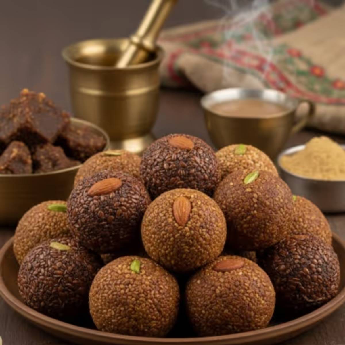 শীতকাল যত এগিয়ে আসে, ঠাকুরমার তৈরি সুস্বাদু রান্নার সুবাস প্রতিটি ঘরে ভেসে ওঠে। এর মধ্যে রয়েছে ঘি, গুড় এবং শুকনো ফল দিয়ে তৈরি লাড্ডু।