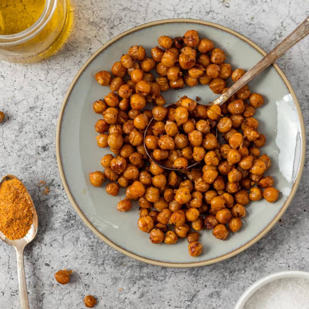 আমাদের দেহ তখনই গঠিত হয় যখন খাবার সঠিকভাবে হজম হয়। বাকি সবকিছু কেবল পেট ভরানোর জন্য; এতে কোনও পুষ্টি যোগায় না। অতএব, আপনার খাদ্যতালিকায় যতটা সম্ভব প্রাকৃতিক প্রোটিন অন্তর্ভুক্ত করুন।