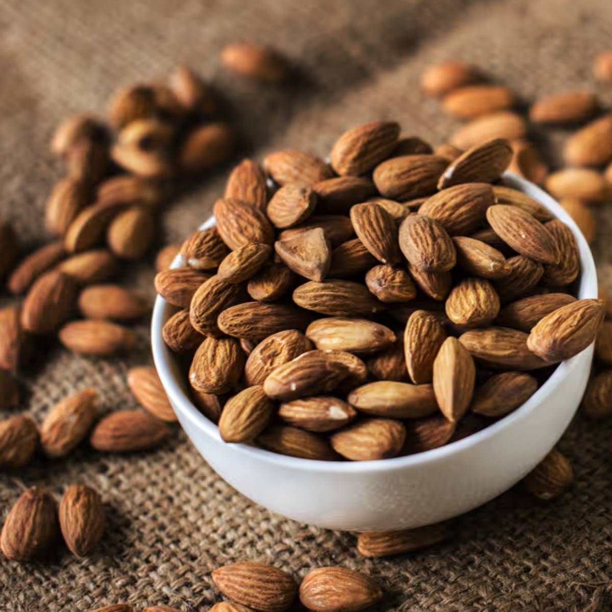 ক্লান্তি এবং কম শক্তির জন্য মাখানা খাওয়া আদর্শ; এটি শক্তি বৃদ্ধি করে। সামান্য দেশি গরুর ঘি বা শিলা লবণ দিয়ে হালকা করে ভাজা মাখানা প্রাকৃতিক জ্বালানি সরবরাহ করে।ক্লান্তি এবং কম শক্তির জন্য মাখানা খাওয়া আদর্শ; এটি শক্তি বৃদ্ধি করে। সামান্য দেশি গরুর ঘি ব