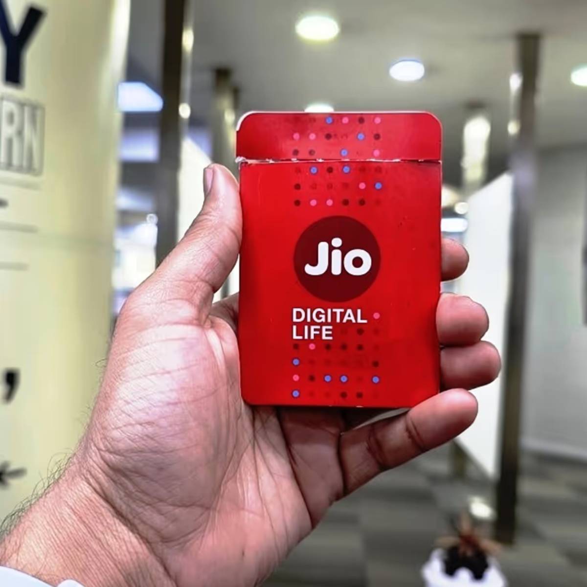 জিওর ২৩৯ টাকার রিচার্জ প্ল্যানে, ব্যবহারকারীরা প্রতিদিন ১০০টি এসএমএস পাবেন।