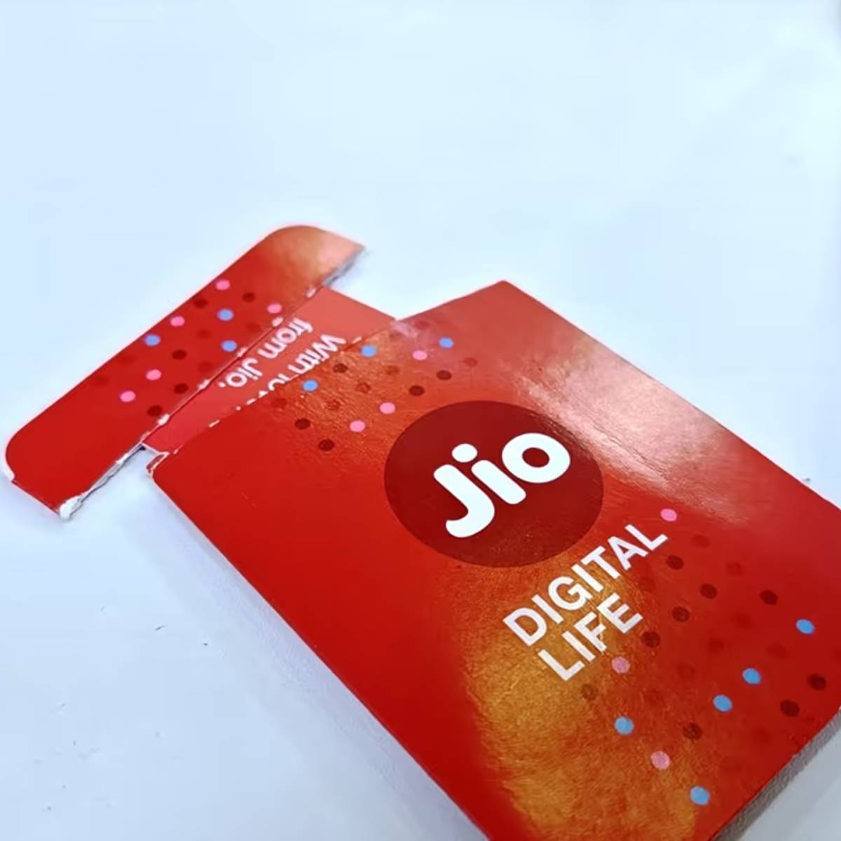 জিওর ২৩৯ টাকার রিচার্জ প্ল্যানে ব্যবহারকারীরা আনলিমিটেড কলিংয়ের সুবিধা পাবেন।