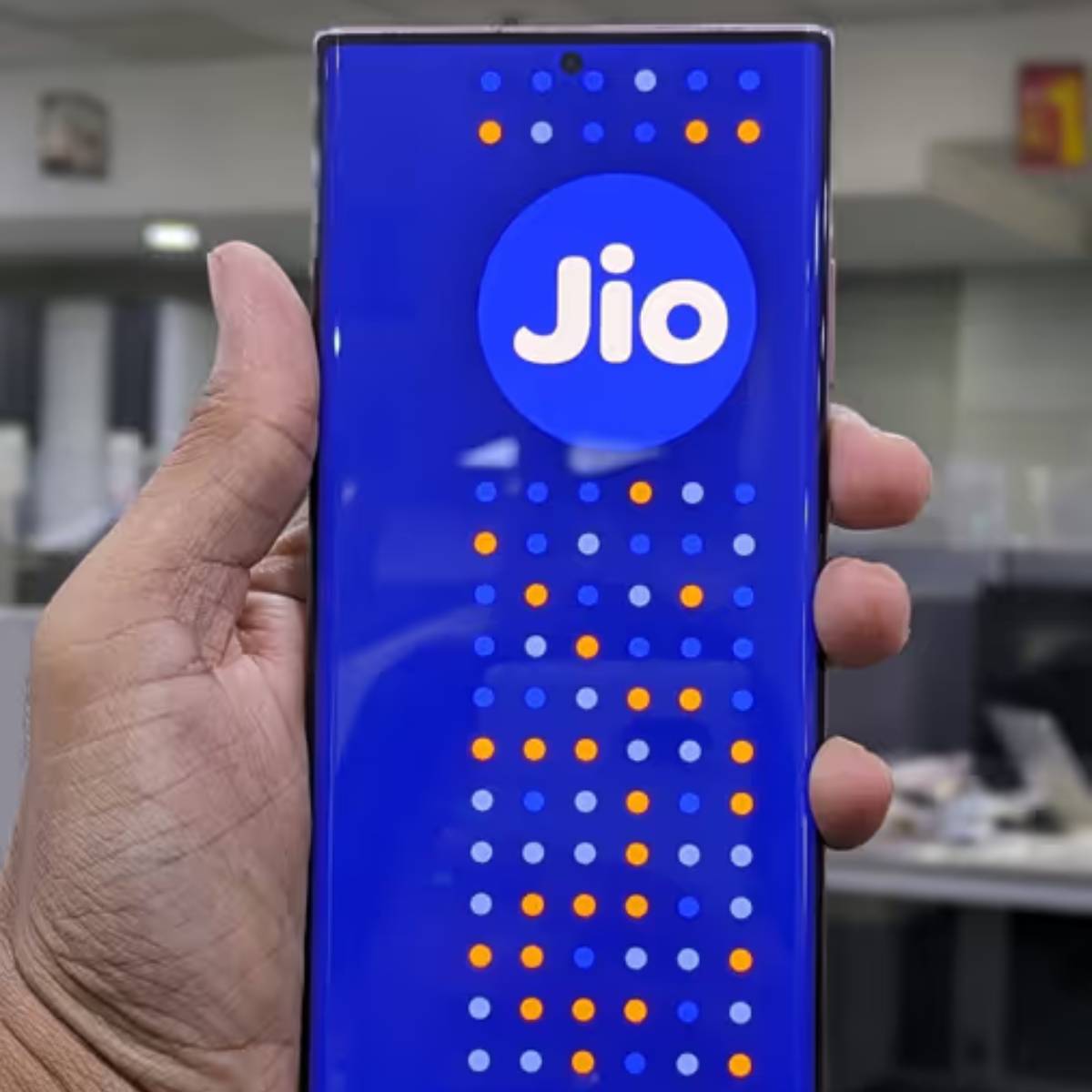 জিও প্ল্যাটফর্মে ২৩৯ টাকার একটি রিচার্জ প্ল্যান রয়েছে, যা ব্যবহারকারীদের প্রতিদিন ১.৫ জিবি ডেটা অফার করে।