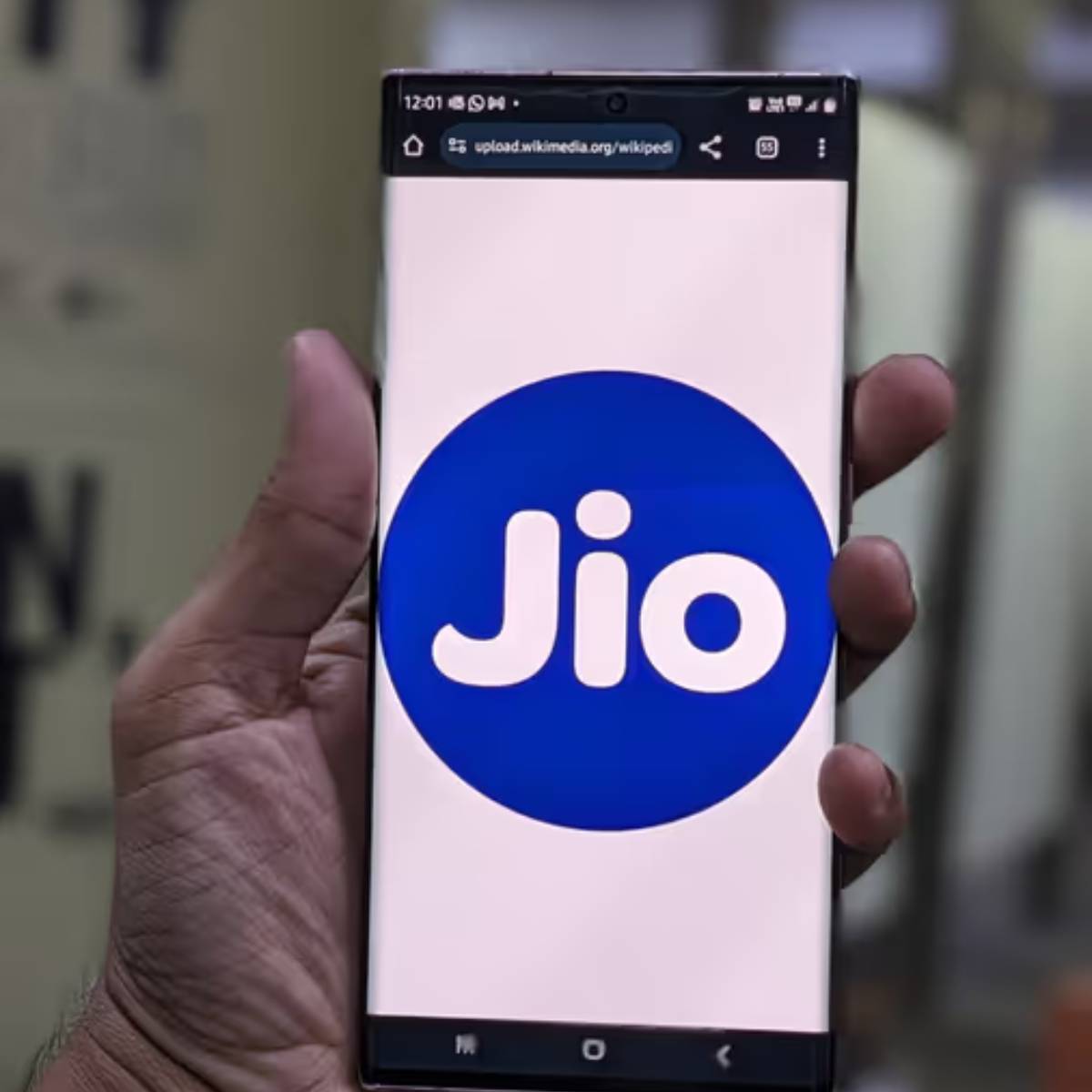 জিওর ৩২৯ টাকার রিচার্জ প্ল্যানে আনলিমিটেড কলিং এবং প্রতিদিন ১০০টি এসএমএস সুবিধাও রয়েছে।