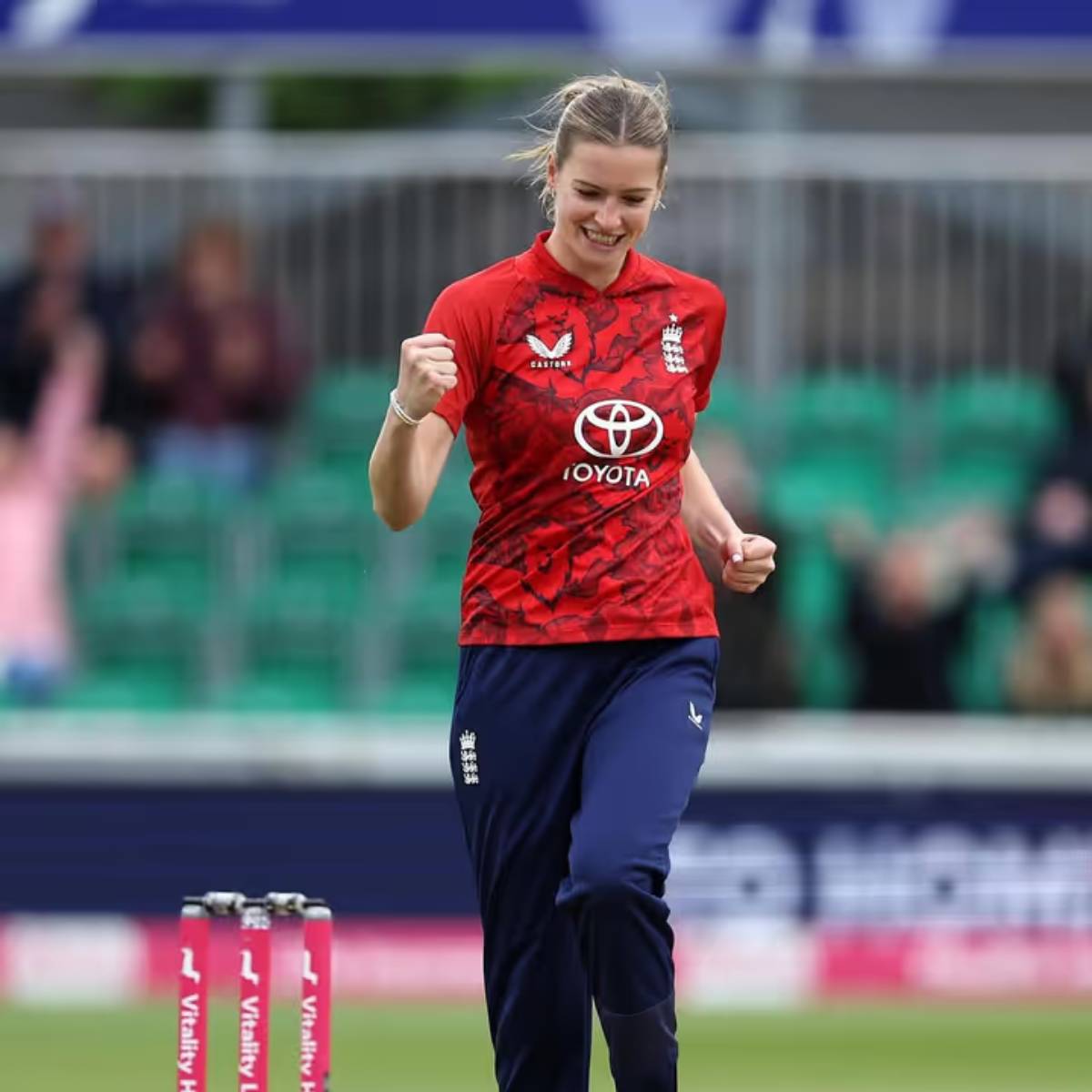 ইংল্যান্ডের তারকা ফাস্ট বোলার লরেন বেলও WPL 2026 এর মেগা নিলামে আধিপত্য বিস্তার করেছিলেন। ইংল্যান্ডের তারকা ফাস্ট বোলার লরেন বেলও WPL 2026 এর মেগা নিলামে আধিপত্য বিস্তার করেছিলেন।