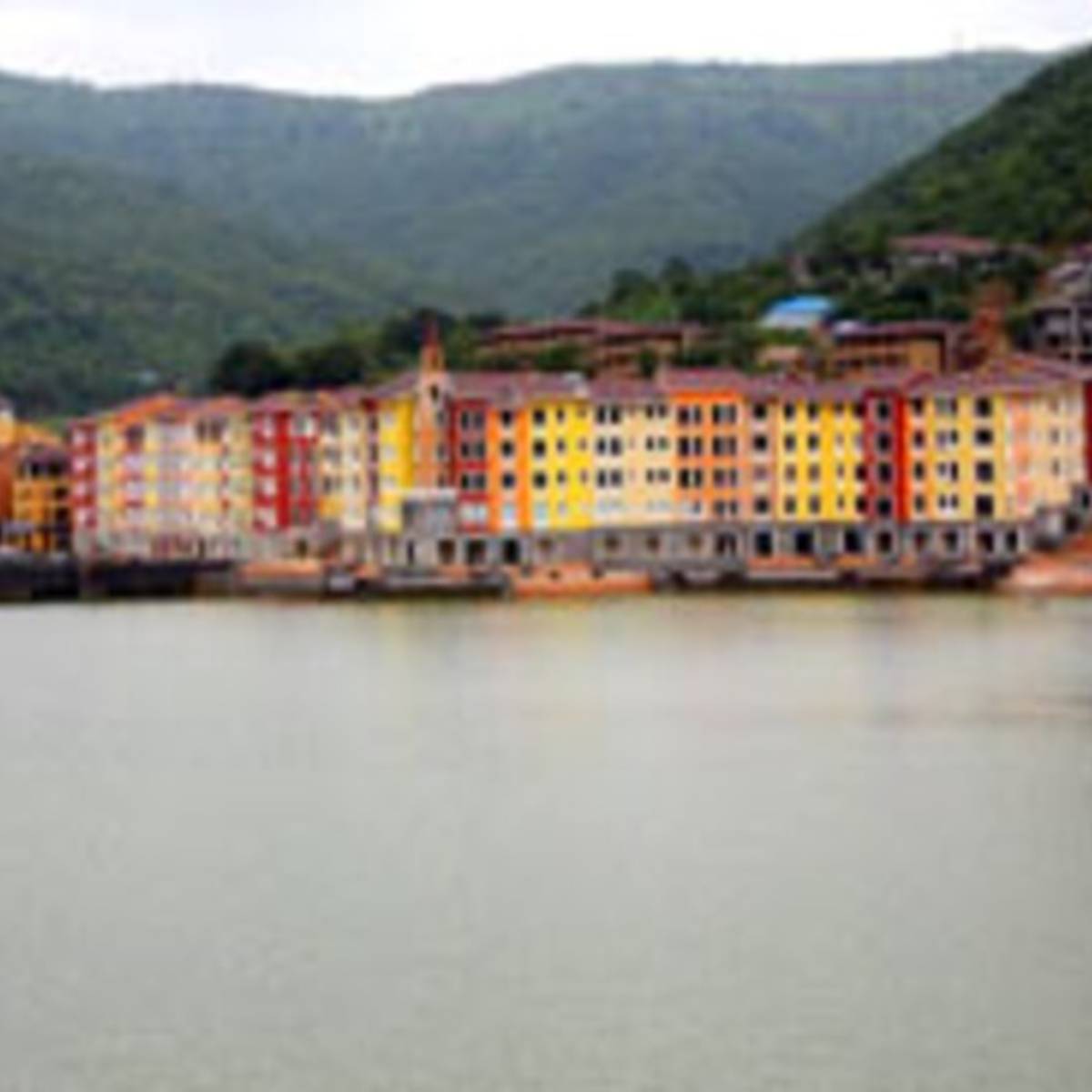 মহারাষ্ট্রের একটি সুন্দর হিল স্টেশন লাভাসা এখন ভারতের অন্যতম জনপ্রিয় পর্যটন কেন্দ্র। আধুনিক নকশা, রঙিন ভবন, হ্রদের ধারে শান্ত পরিবেশ এবং ইউরোপীয় স্পর্শ আপনাকে মনে করাবে ইতালির কথা। এই কারণেই লাভাসা ভারতের ইতালি বা মিনি ইতালিও বলা হয়।