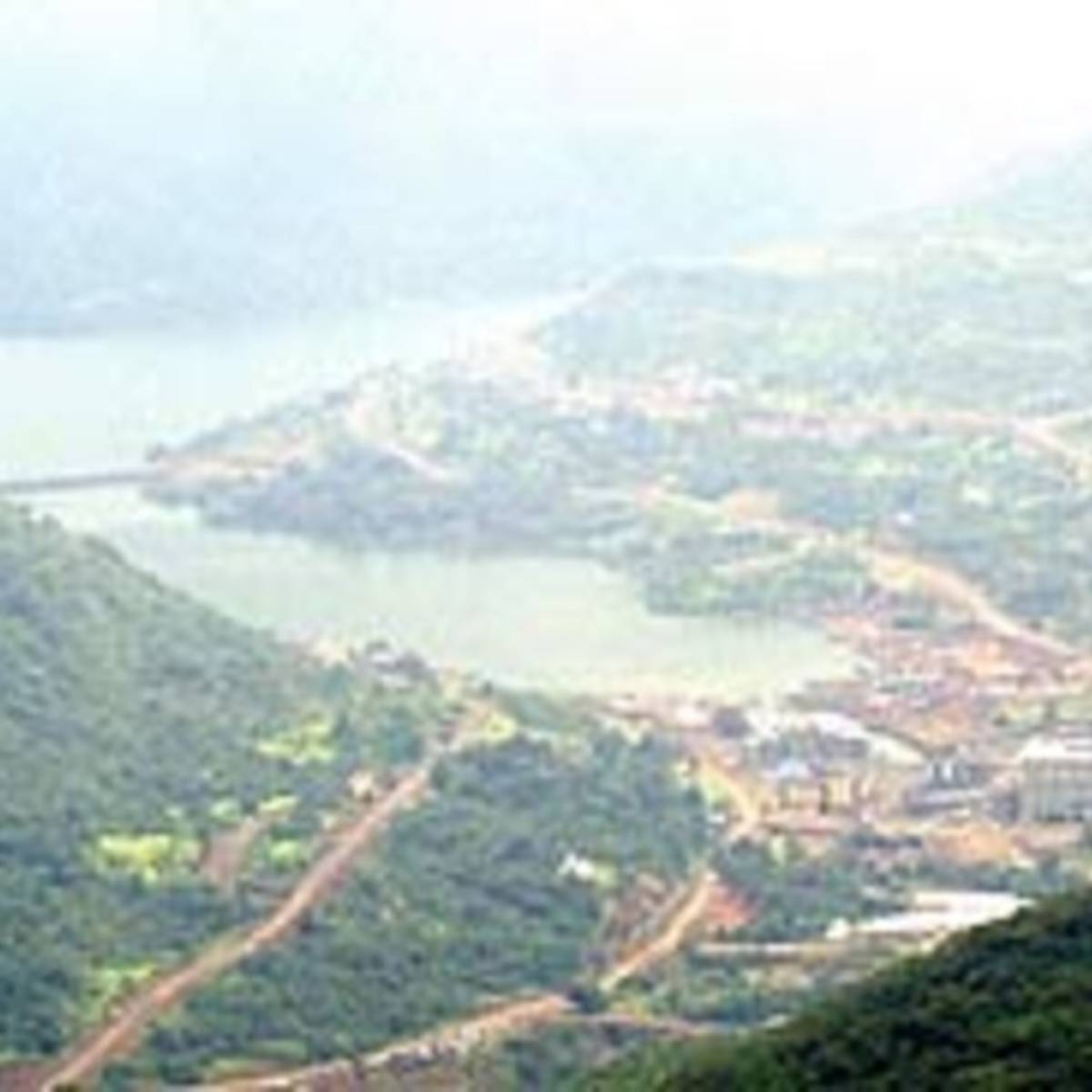 রেল পরিষেবাটি পুনেরও কাছাকাছি। পুনে বা মুম্বাই থেকে, আপনি দুটি শহরের মধ্যে শেয়ার্ড ক্যাব, লোকাল বাস বা আপনার নিজস্ব গাড়িতে ভ্রমণ করতে পারেন, যা আপনাকে সুন্দর এবং মনোরম দৃশ্য উপভোগ করার সুযোগ দেয়।