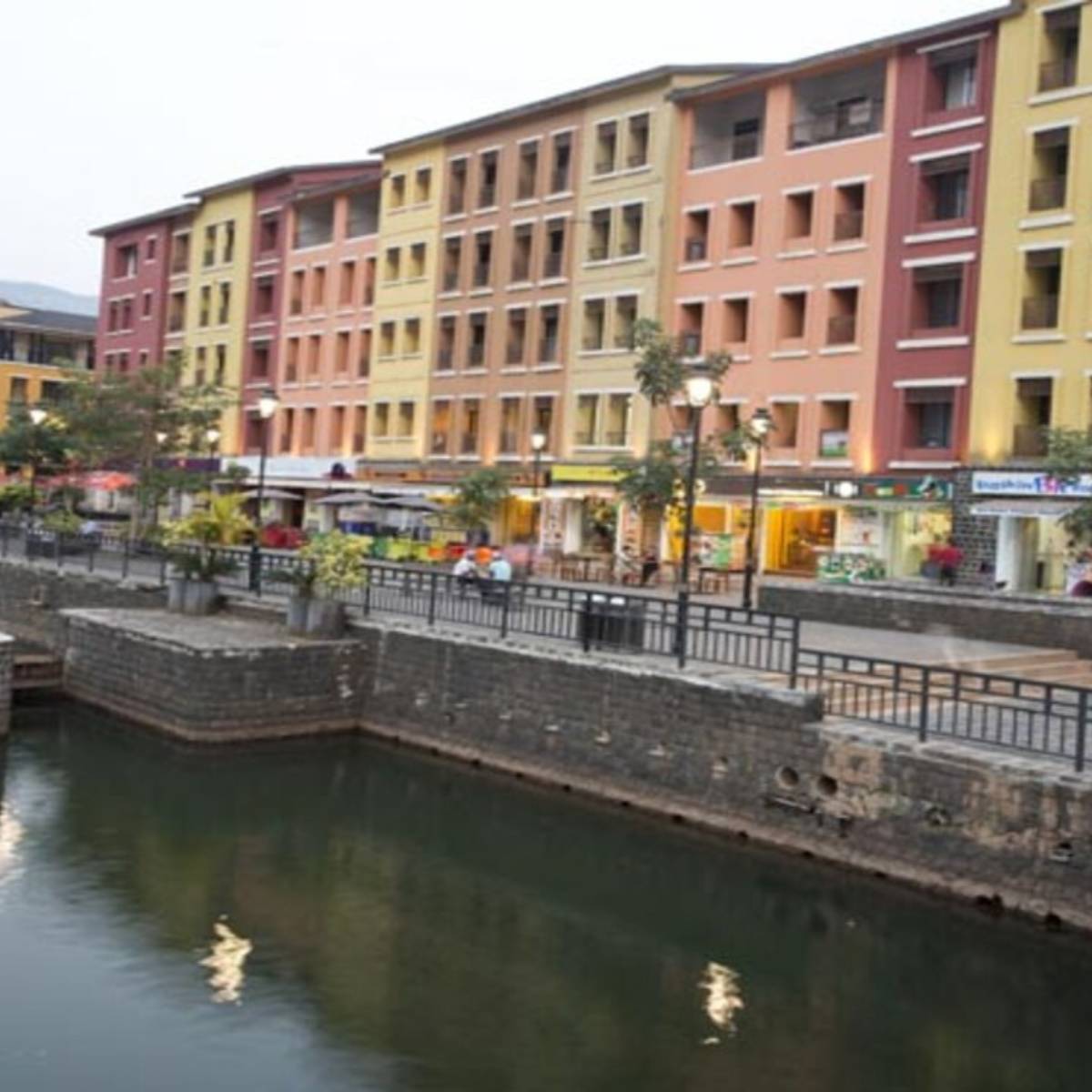 লাভাসা হল মহারাষ্ট্রের পুনে জেলায় অবস্থিত একটি পাহাড়ি স্টেশন। এটি মুম্বাই থেকে ১৯০ কিমি এবং পুনে থেকে ৬০ কিমি দূরে অবস্থিত। আপনি সড়ক, রেল বা বিমান পথে লাভাসা ভ্রমণ করতে পারেন। লাভাসার নিকটতম বিমানবন্দর হল পুনে বিমানবন্দর, যেখানে যেতে দেড় থেকে দুই ঘন্ট