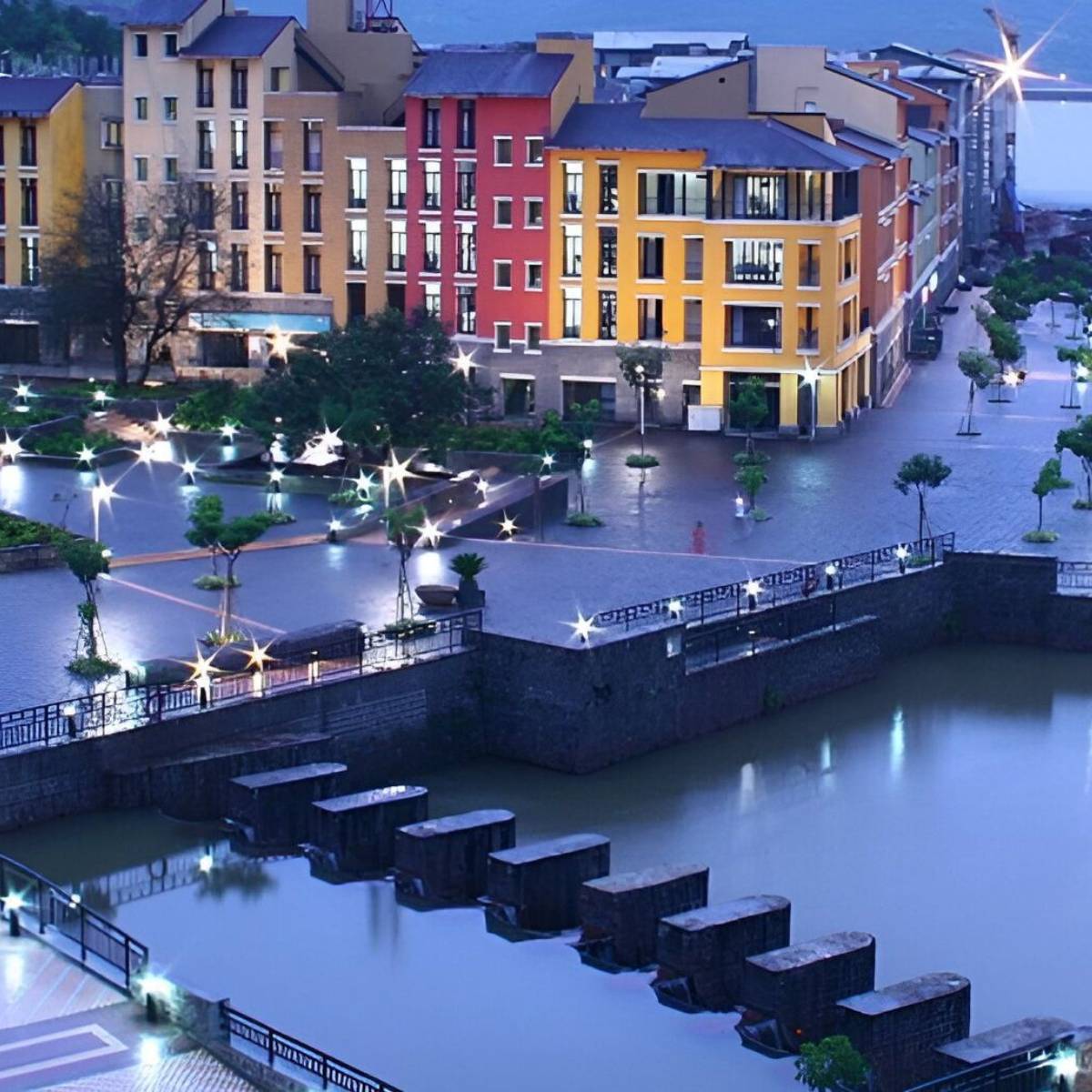 কম ভিড়, শান্ত পরিবেশ এবং সুন্দর পরিবেশ এটিকে দম্পতি এবং পরিবার উভয়ের জন্যই আদর্শ করে তোলে। ইউরোপীয় ধাঁচের রাস্তাঘাট, হ্রদের ধারে অবস্থান এবং রঙিন ভবনগুলি এটিকে দম্পতিদের জন্য একটি জনপ্রিয় গন্তব্য করে তোলে।কম ভিড়, শান্ত পরিবেশ এবং সুন্দর পরিবেশ এটিকে 