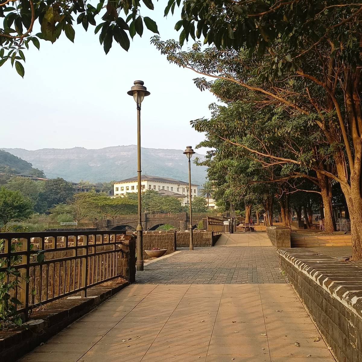 লাভাসাকে তার ইউরোপীয় মনোমুগ্ধকর স্থান, শান্ত পরিবেশ এবং রোমান্টিক পরিবেশের জন্য ভারতের অন্যতম অনন্য পাহাড়ি স্টেশন হিসেবে বিবেচনা করা হয়। আপনি সপ্তাহান্তে আরাম করতে চান, দম্পতির জন্য ছুটি কাটানোর পরিকল্পনা করতে চান, অথবা কেবল ফটোগ্রাফি উপভোগ করতে চান, ল