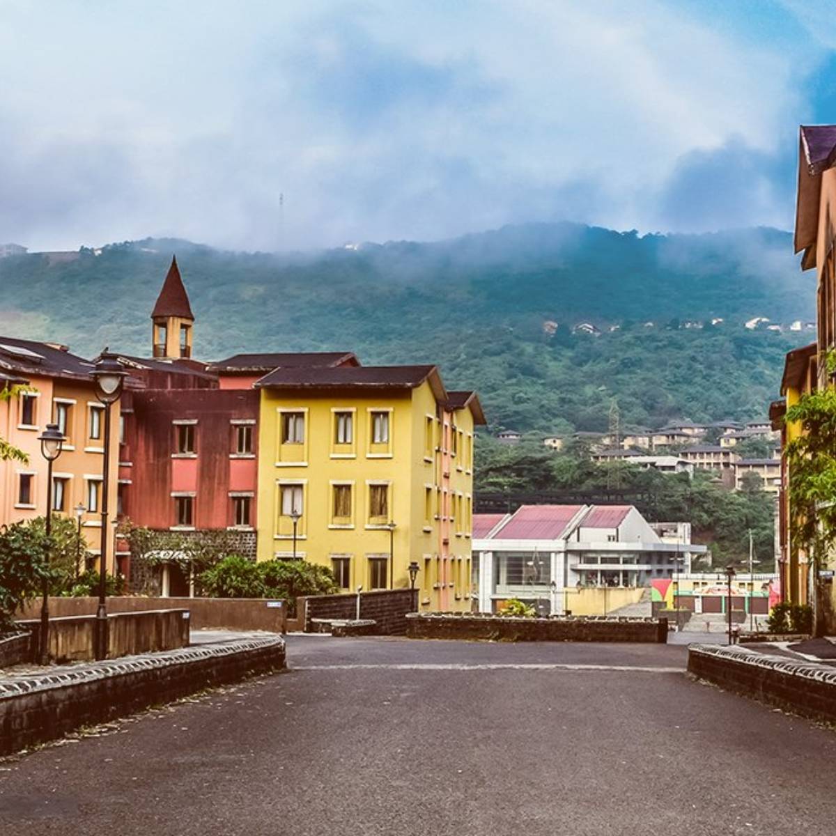 পশ্চিমঘাট পর্বতমালার মাঝখানে অবস্থিত, এই পরিকল্পিত পাহাড়ি শহরটি বিশেষভাবে ইতালীয় শহর পোর্টোফিনো দ্বারা অনুপ্রাণিত হয়ে তৈরি করা হয়েছে। আপনি যদি রোমান্টিক ভ্রমণ, সপ্তাহান্তে ভ্রমণ, অথবা প্রকৃতির মাঝে একটি শান্ত সময় কাটানোর পরিকল্পনা করেন, তাহলে লাভাসা 