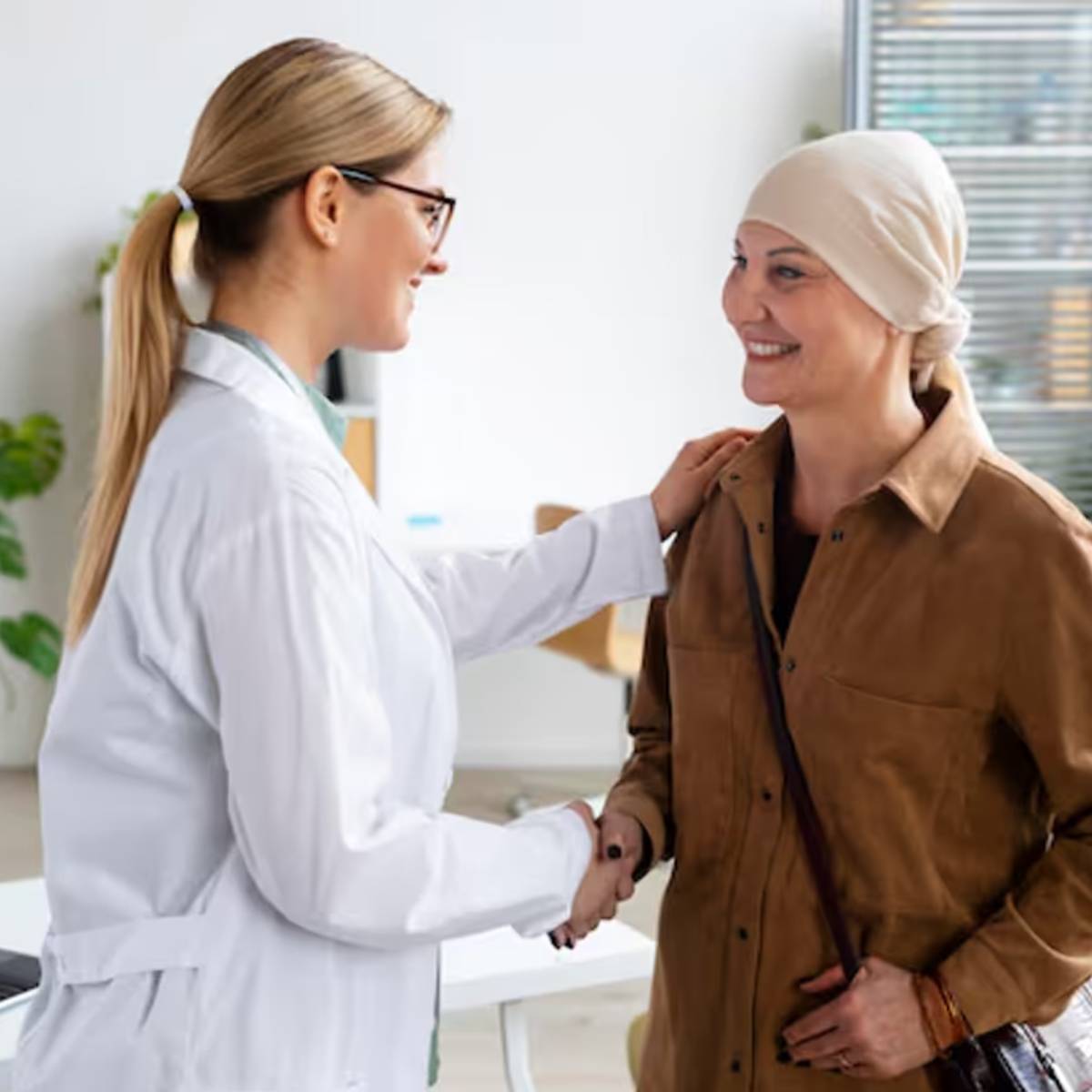 দিনে দিনে শরীরে ক্লান্তি বৃদ্ধি, কোমর, পেট বা হাড়ে ব্যথা, লিভার বা হাড়ের ক্যান্সারের ইঙ্গিত দেয়।