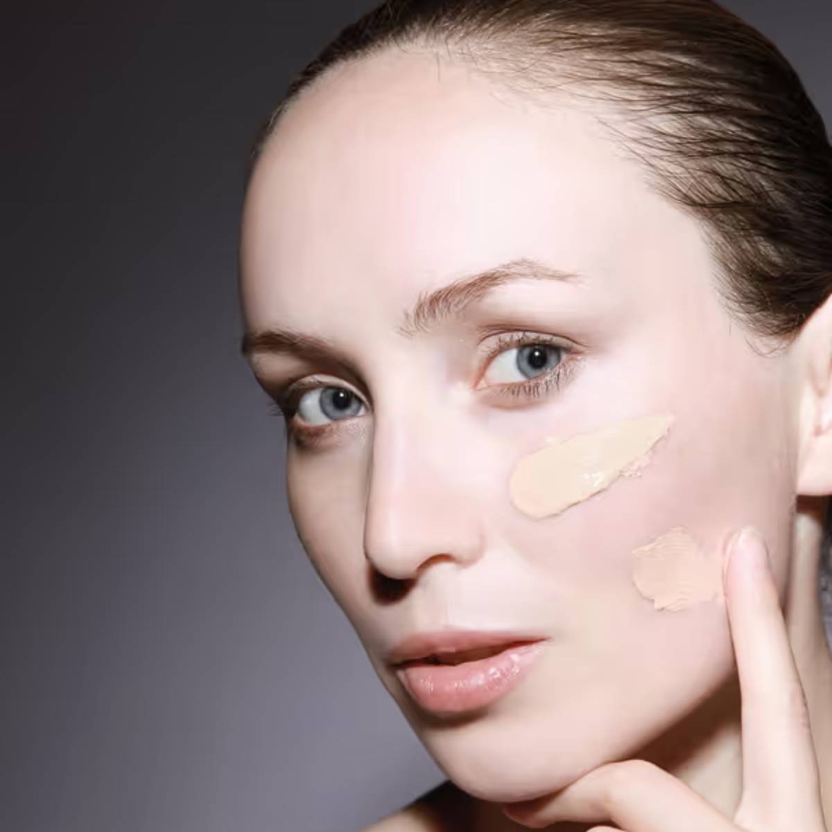 শীতকালে গরম জল দিয়ে মুখ ধোয়া লোভনীয়, কিন্তু এটি ত্বকের প্রাকৃতিক আর্দ্রতা এবং লিপিড নষ্ট করে দেয়, যার ফলে ত্বক শুষ্ক, রুক্ষ এবং সূক্ষ্ম রেখার ঝুঁকিতে পড়ে। বিশেষজ্ঞরা বলছেন, হালকা গরম জল দিয়ে মুখ ধোয়া সবচেয়ে নিরাপদ।