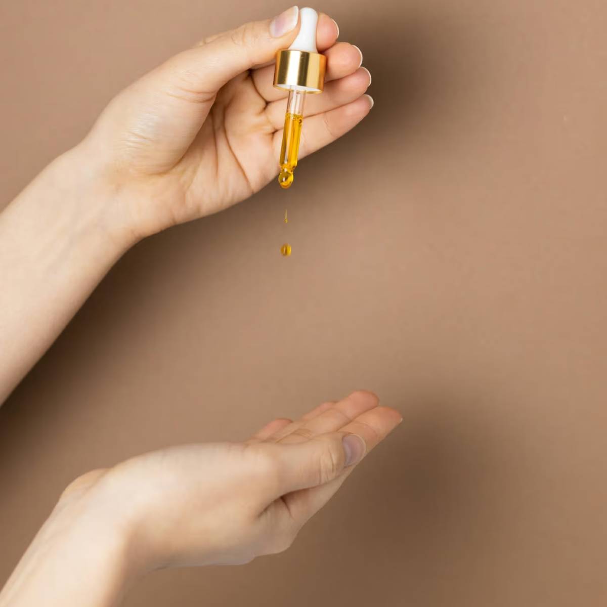 চর্মরোগ বিশেষজ্ঞ ডাঃ বিন্দু স্থালেকর এবং ডাঃ শ্বেতা ত্রিপাঠীর মতে, সকালের ত্বকের যত্নের অনেক সাধারণ অভ্যাস আপনার ত্বককে শুষ্ক করে দিতে পারে এবং এমনকি অকাল বার্ধক্যের কারণও হতে পারে।