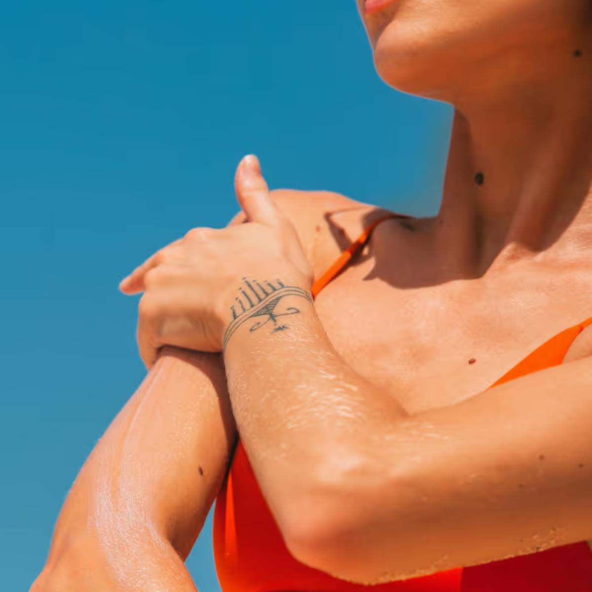 শীতকালে ত্বক রুক্ষ এবং শুষ্ক হয়ে যেতে পারে, যা বেশিরভাগ মানুষকেই চিন্তিত করে। অতএব, শীতকালে আপনার ত্বকের বিশেষ যত্ন নেওয়া গুরুত্বপূর্ণ যাতে এটি বার্ধক্য এবং নিস্তেজ না হয়।