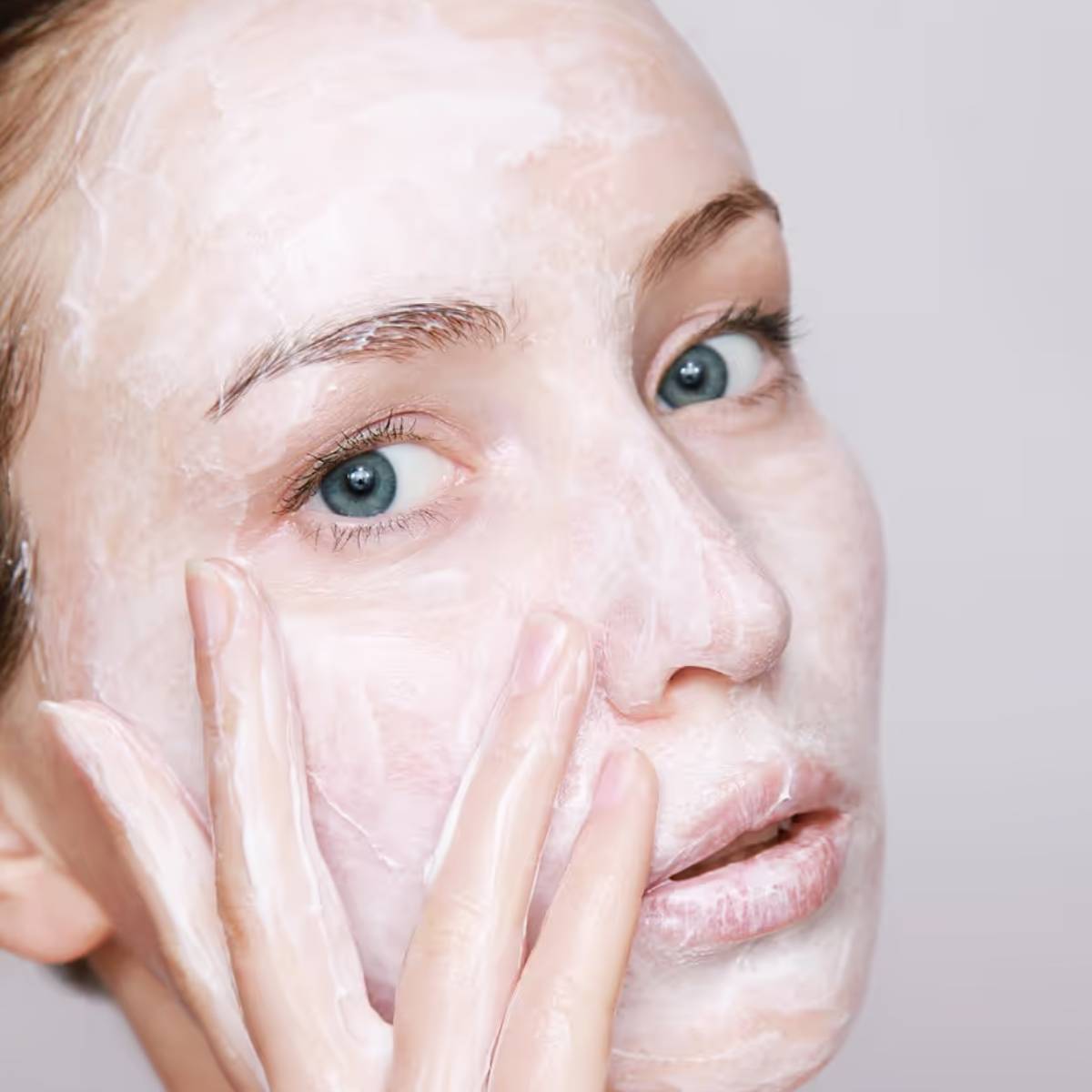 শীতকালে এই বিষয়গুলোর বিশেষ যত্ন নিন, যাতে আপনার ত্বক শুষ্ক না হয় এবং অকালে বুড়ো না হয়।