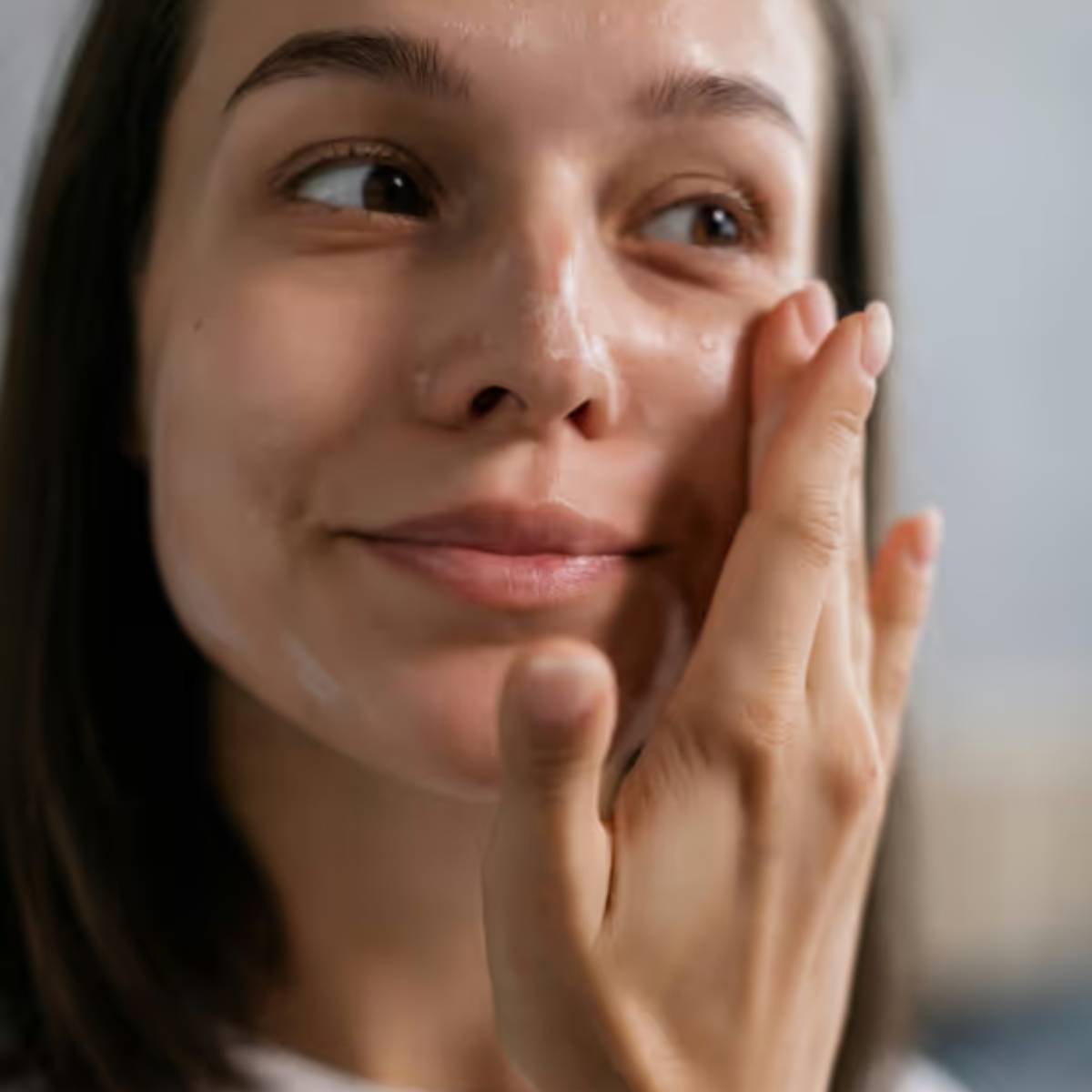 শীতকালেও UVA এবং UVB রশ্মি আপনার ত্বকের ক্ষতি করতে পারে; এগুলি থেকে নিজেকে রক্ষা করার জন্য মেকআপ বা রঙিন ময়েশ্চারাইজারের উপর নির্ভর করবেন না। দূষণ এবং বার্ধক্যের প্রভাব থেকে আপনার ত্বককে রক্ষা করতে প্রতিদিন সকালে অ্যান্টিঅক্সিডেন্টযুক্ত সানস্ক্রিন ব্যবহা