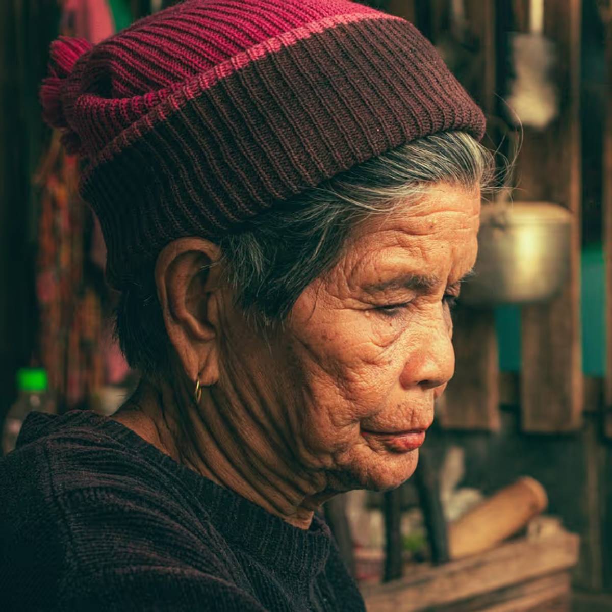 ভিটামিন সি সিরাম ত্বকের জন্য খুবই উপকারী, কিন্তু হাইড্রেশন বা SPF ছাড়া এটি প্রয়োগ করলে শুষ্কতা এবং জ্বালা হতে পারে। ত্বককে রোদ থেকে রক্ষা করার জন্য প্রথমে হাইড্রেটিং সিরাম, তারপর ভিটামিন সি এবং অবশেষে SPF 30+ প্রয়োগ করুন।