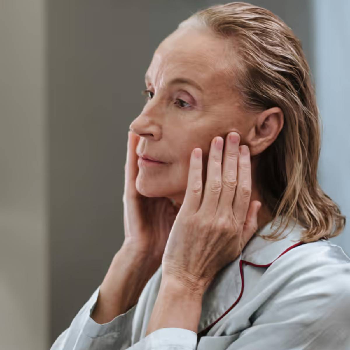 ময়েশ্চারাইজার ছাড়া, সকালে ত্বক আর্দ্রতা হারায় এবং শীতকালে ঘন ঘন হাইড্রেশন অত্যন্ত গুরুত্বপূর্ণ। আর্দ্রতা ধরে রাখতে ত্বক পরিষ্কার করার ৬০ সেকেন্ডের মধ্যে ময়েশ্চারাইজার লাগান।