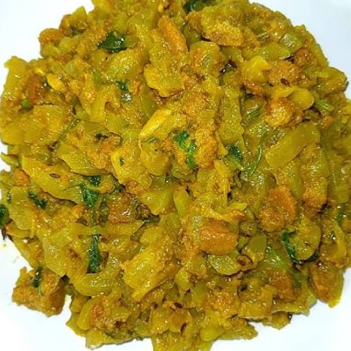 অনবরত নাড়তে থাকুন। এক কাপ পরিমাণ গরম জল দিয়ে দিন। তারপর সেই সঙ্গে চেরা কাঁচা লঙ্কা এবং ধনে পাতার কুচি দিয়ে ১৫ থেকে ২০ মিনিট ঢাকা দিয়ে রান্না হতে দিন। অনবরত নাড়তে থাকুন। এক কাপ পরিমাণ গরম জল দিয়ে দিন। তারপর সেই সঙ্গে চেরা কাঁচা লঙ্কা এবং ধনে পাতার কুচি দিয়ে ১৫ থেকে ২০ মিনিট ঢাকা দিয়ে রান্না হতে দিন।