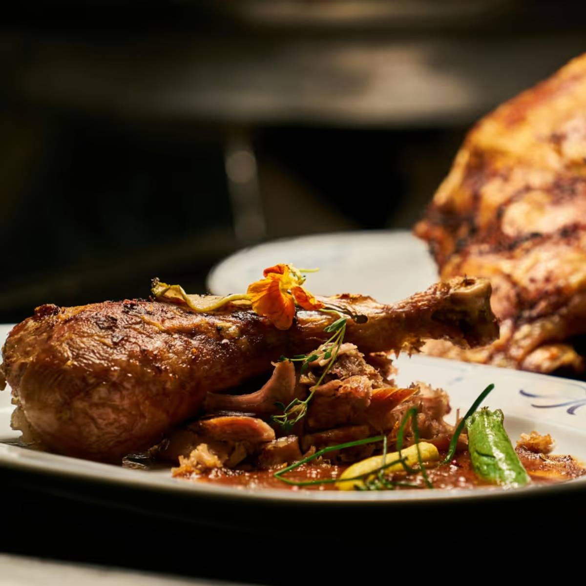 মুরগির বুকের মাংস হল মুরগির সবচেয়ে পাতলা এবং সরু অংশ। ৮৫ গ্রাম মুরগির বুকের মাংসে প্রায় ২৬ গ্রাম প্রোটিন থাকে। এতে ক্যালোরি এবং স্যাচুরেটেড ফ্যাট খুব কম থাকে, যা এটিকে একটি স্বাস্থ্যকর বিকল্প করে তোলে। মুরগির বুকের মাংস হল মুরগির সবচেয়ে পাতলা এবং সরু অংশ। ৮৫ গ্রাম মুরগির বুকের মাংসে প্রায় ২৬ গ্রাম প্রোটিন থাকে। এতে ক্যালোরি এবং স্যাচুরেটেড ফ্যাট খুব কম থাকে, যা এটিকে একটি স্বাস্থ্যকর বিকল্প করে তোলে।