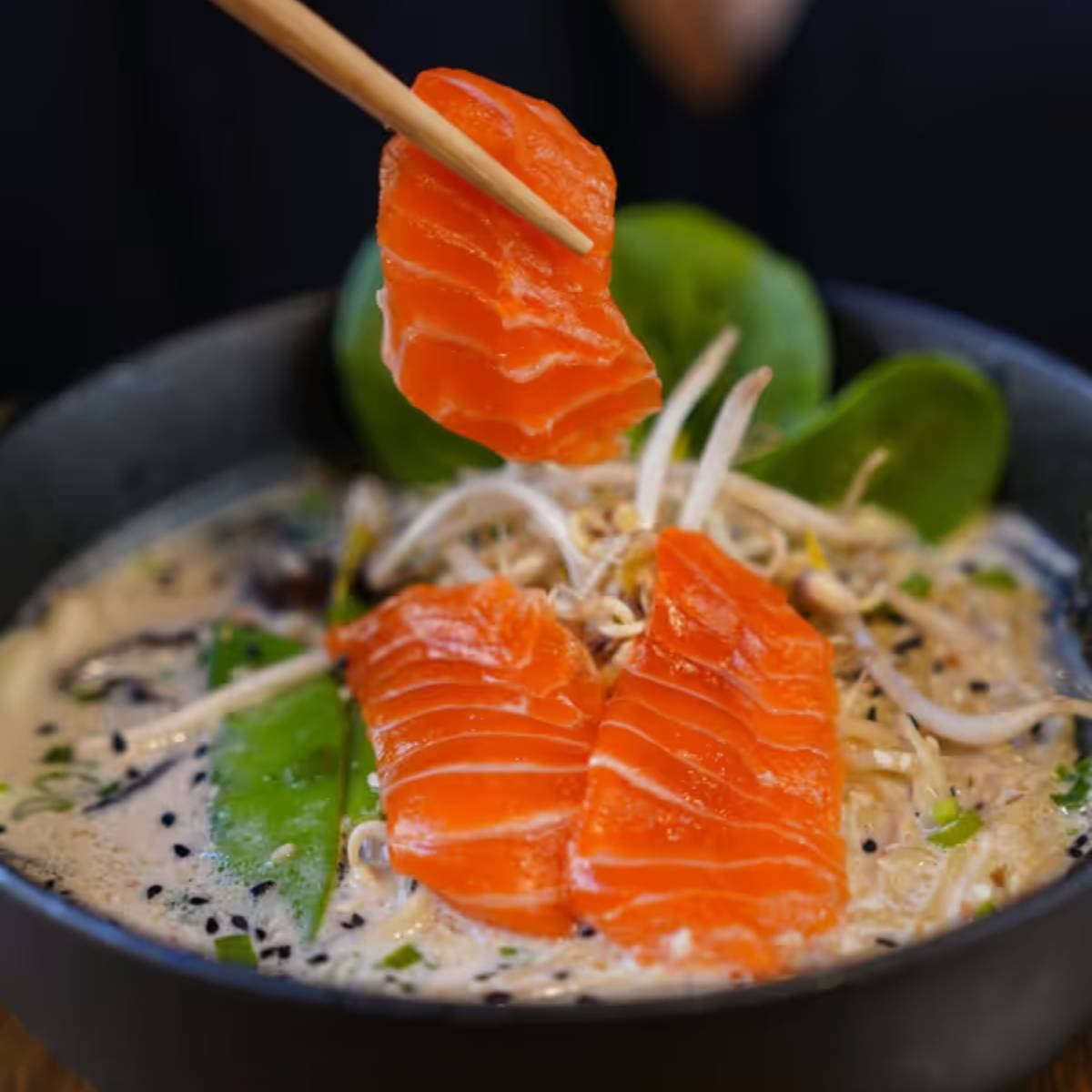 স্যামন, সার্ডিন, টুনা, ম্যাকেরেল এবং অ্যাঙ্কোভির মতো মাছগুলিকে ওমেগা-৩ এর ভালো উৎস হিসেবে বিবেচনা করা হয়। ৮৫ গ্রাম বন্য স্যামন মাছ প্রায় ২৩ গ্রাম প্রোটিন এবং ১.৫ গ্রাম ওমেগা-৩ সরবরাহ করে, যা অন্যান্য খাবারে পাওয়া কঠিন। স্যামন, সার্ডিন, টুনা, ম্যাকেরেল এবং অ্যাঙ্কোভির মতো মাছগুলিকে ওমেগা-৩ এর ভালো উৎস হিসেবে বিবেচনা করা হয়। ৮৫ গ্রাম বন্য স্যামন মাছ প্রায় ২৩ গ্রাম প্রোটিন এবং ১.৫ গ্রাম ওমেগা-৩ সরবরাহ করে, যা অন্যান্য খাবারে পাওয়া কঠিন।