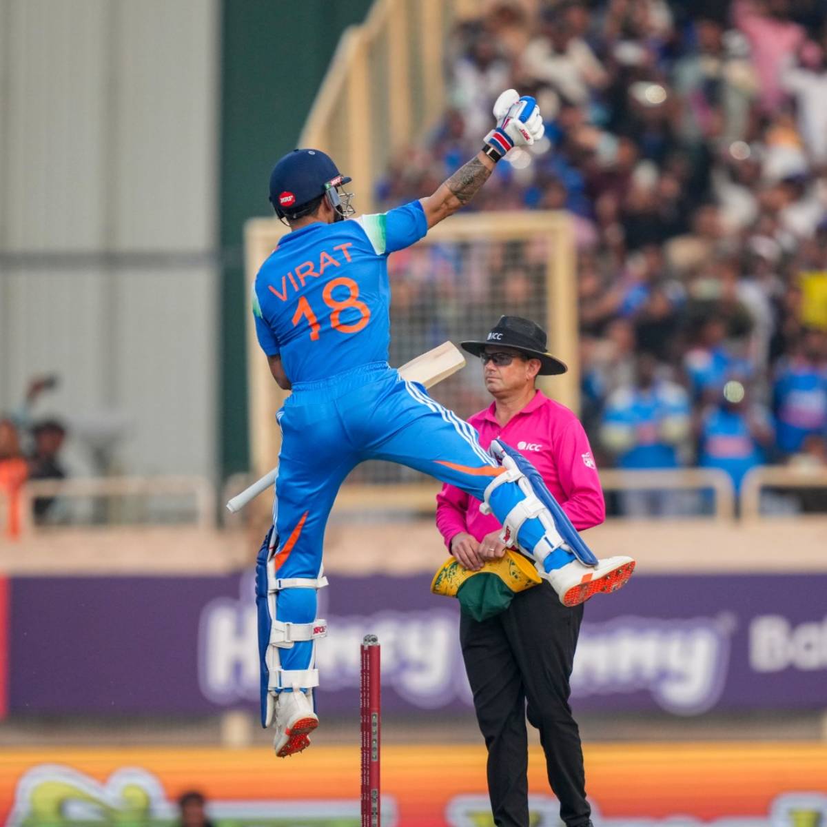 এদিন রাঁচিতে সিরিজের প্রথম ম্য়াচে ৫২তম ওয়ান-ডে সেঞ্চুরি হাঁকিয়ে 'ক্রিকেট ঈশ্বর'কে টপকে গেলেন 'দ্য রানমেশিন'৷ অর্থাৎ, একটি ফরম্য়াটে সর্বাধিক সেঞ্চুরি করার কৃতিত্ব অর্জন করলেন বিরাট কোহলি৷ এদিন রাঁচিতে সিরিজের প্রথম ম্য়াচে ৫২তম ওয়ান-ডে সেঞ্চুরি হাঁকিয়ে 'ক্রিকেট ঈশ্বর'কে টপকে গেলেন 'দ্য রানমেশিন'৷ অর্থাৎ, একটি ফরম্য়াটে সর্বাধিক সেঞ্চুরি করার কৃতিত্ব অর্জন করলেন বিরাট কোহলি৷