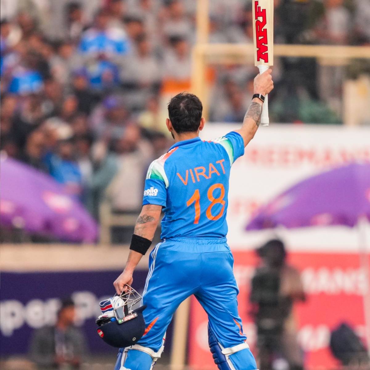 মহেন্দ্র সিং ধোনির শহরে সচিন তেন্ডুলকরকে টপকে গেলেন বিরাট কোহলি। একদিনের ক্রিকেটে সেঞ্চুরির নিরিখে রেকর্ড গড়ে ফেললেন ভারতের তারকা ব্যাটার। মহেন্দ্র সিং ধোনির শহরে সচিন তেন্ডুলকরকে টপকে গেলেন বিরাট কোহলি। একদিনের ক্রিকেটে সেঞ্চুরির নিরিখে রেকর্ড গড়ে ফেললেন ভারতের তারকা ব্যাটার।