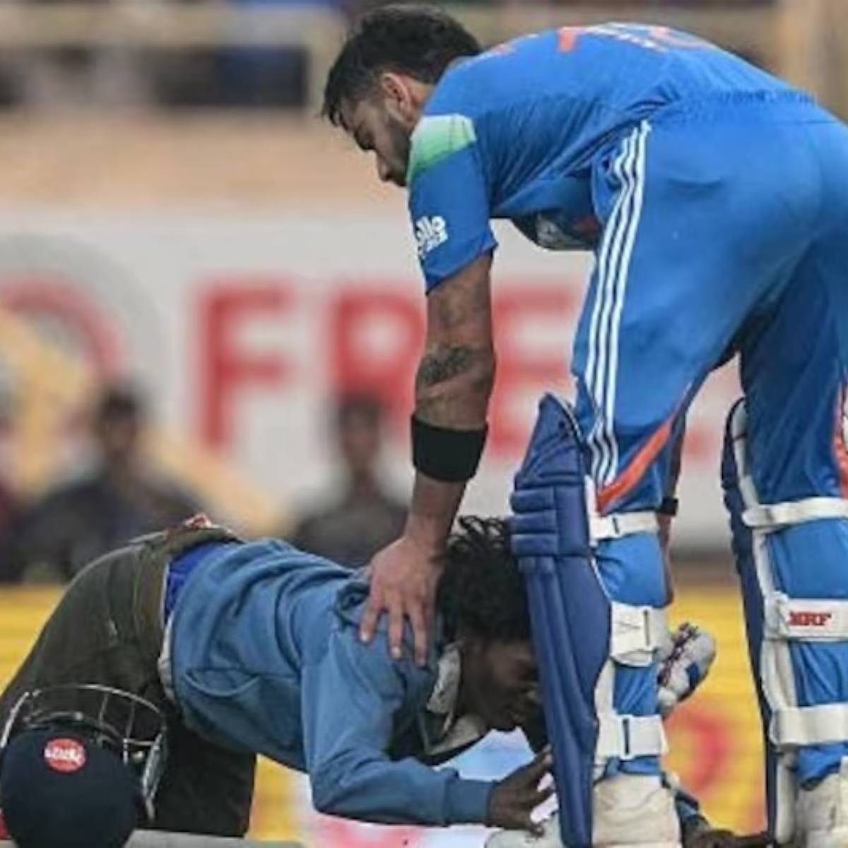 কোহলি সেঞ্চুরি পূর্ণ করতেই রাঁচিতে এদিন কলকাতার ঘটনার পুনরাবৃত্তি৷ ২০২৫ আইপিএলের উদ্বোধনী ম্যাচে ইডেনের নিরাপত্তা বলয় টপকে মাঠে ঢুকে কোহলিকে সাষ্ঠাঙ্গে প্রণাম করেছিলেন এক অনুরাগী৷ কোহলি সেঞ্চুরি পূর্ণ করতেই রাঁচিতে এদিন কলকাতার ঘটনার পুনরাবৃত্তি৷ ২০২৫ আইপিএলের উদ্বোধনী ম্যাচে ইডেনের নিরাপত্তা বলয় টপকে মাঠে ঢুকে কোহলিকে সাষ্ঠাঙ্গে প্রণাম করেছিলেন এক অনুরাগী৷