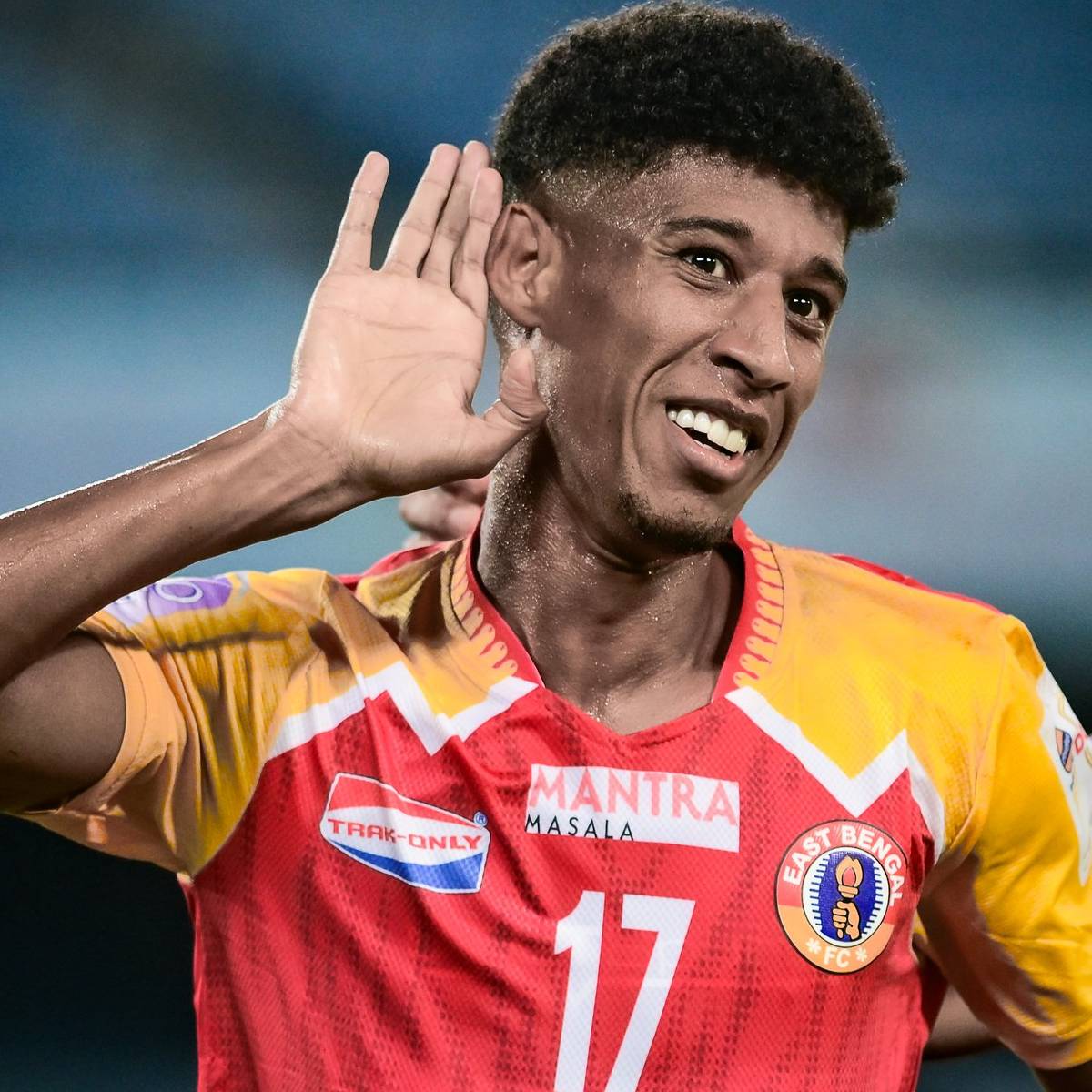 এ দিকে, মোহনবাগানের নতুন কোচ সের্গিও লোবেরাকে সহকারী কোচ হিসেবে নিয়ে আসছেন ডেভিড দেওগার্সিয়া মার্কুয়েসকে। মোলিনার সঙ্গে তাঁর সহকারী ইগরকেও সরিয়ে দেওয়া হয়েছে।