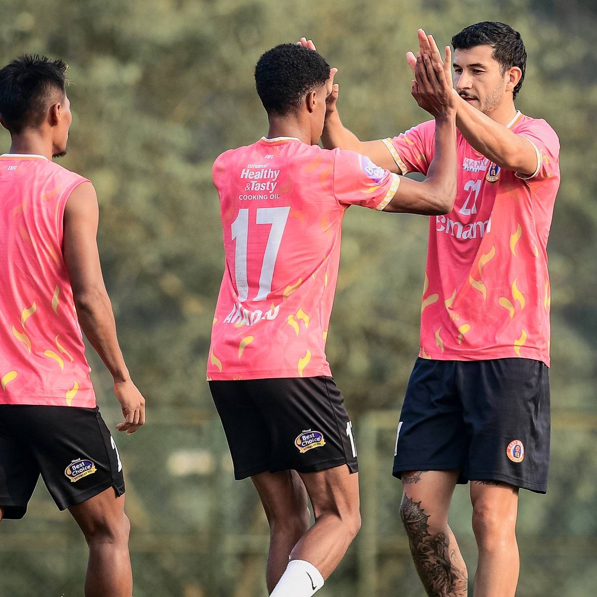 তবে বিদেশি গোলকিপার কোচ ও ফিটনেস ট্রেনার রয়েই গিয়েছেন। তাঁরাই ১ ডিসেম্বর শুরু করবেন টিমের প্র্যাক্টিস।