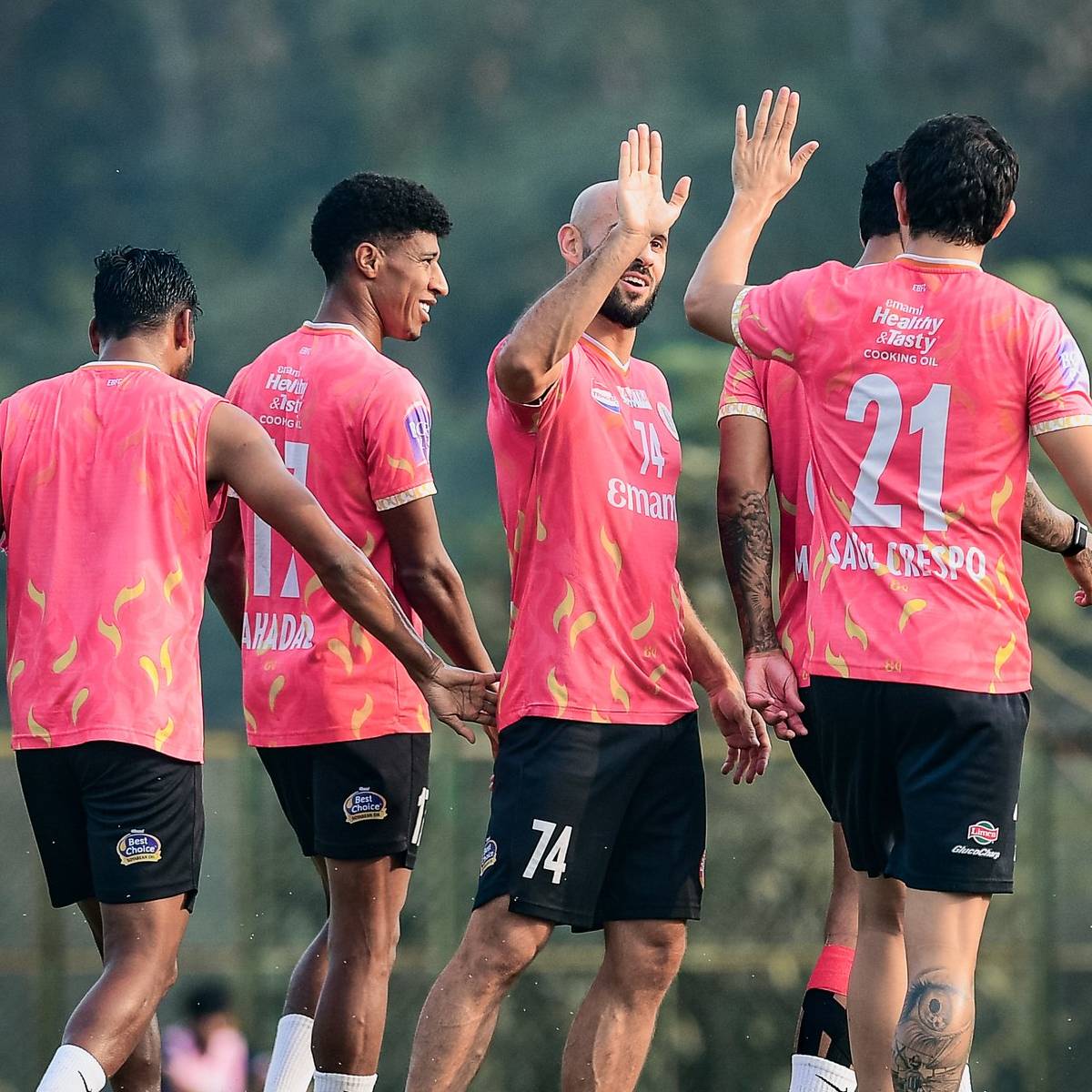 দিন তিনেক আগে গোয়াতে উড়ে গিয়ে সেখানকার পরিবেশের সঙ্গে মানিয়ে নেওয়ার কাজ সারছে ইস্টবেঙ্গল। ফুটবলারদের মধ্যে ম্যাচ টেম্পারামেন্ট তৈরি করতে আর টিম সাজিয়ে নিতে কোচ অস্কার ব্রুজো একটা প্র্যাক্টিস ম্যাচও খেলে ফেলেছেন স্থানীয় ক্লাব ডেম্পোর বিরুদ্ধে।