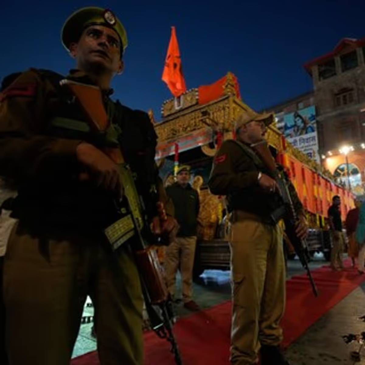 পুলিশ শব্দের অর্থ কেবল অপরাধীদের ধরার চেয়েও বেশি কিছু। তারা সমাজের স্তম্ভ, যারা ২৪ ঘন্টা অক্লান্ত পরিশ্রম করে।