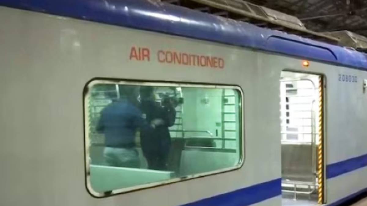  শিয়ালদা থেকে এই লোকাল ট্রেনটি ছাড়বে সকাল ১১টা বেজে ৫৫ মিনিটে