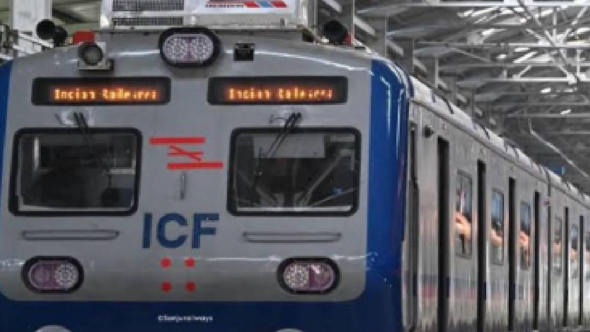 কল্যাণী থেকে এই ট্রেনটি ছেড়ে আসবে ৫টা ০২ মিনিটে