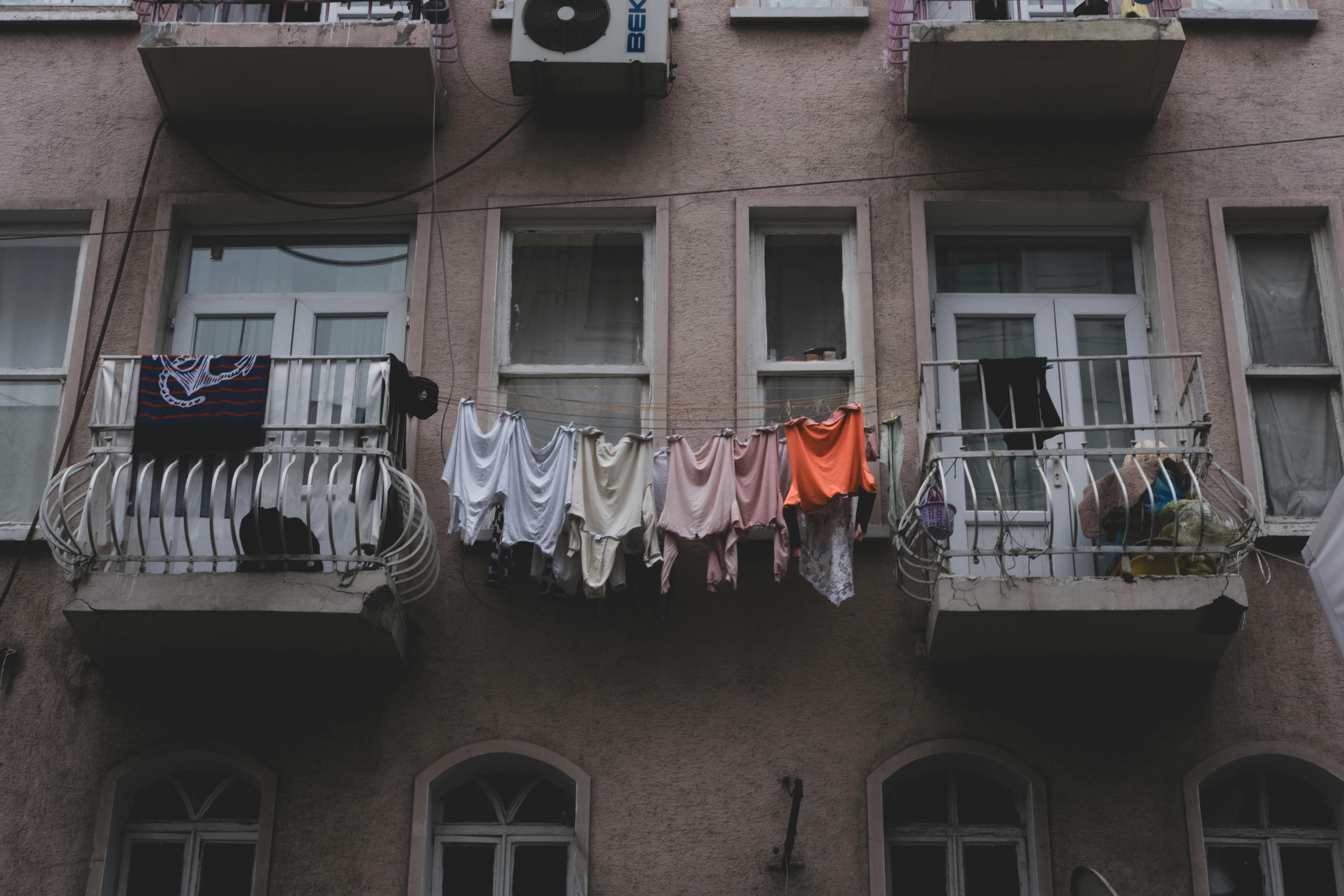 সন্ধেয় বা রাতে বাইরে কাপড় মেলে না রাখা সন্ধেয় বা রাতে বাইরে কাপড় মেলে না রাখা