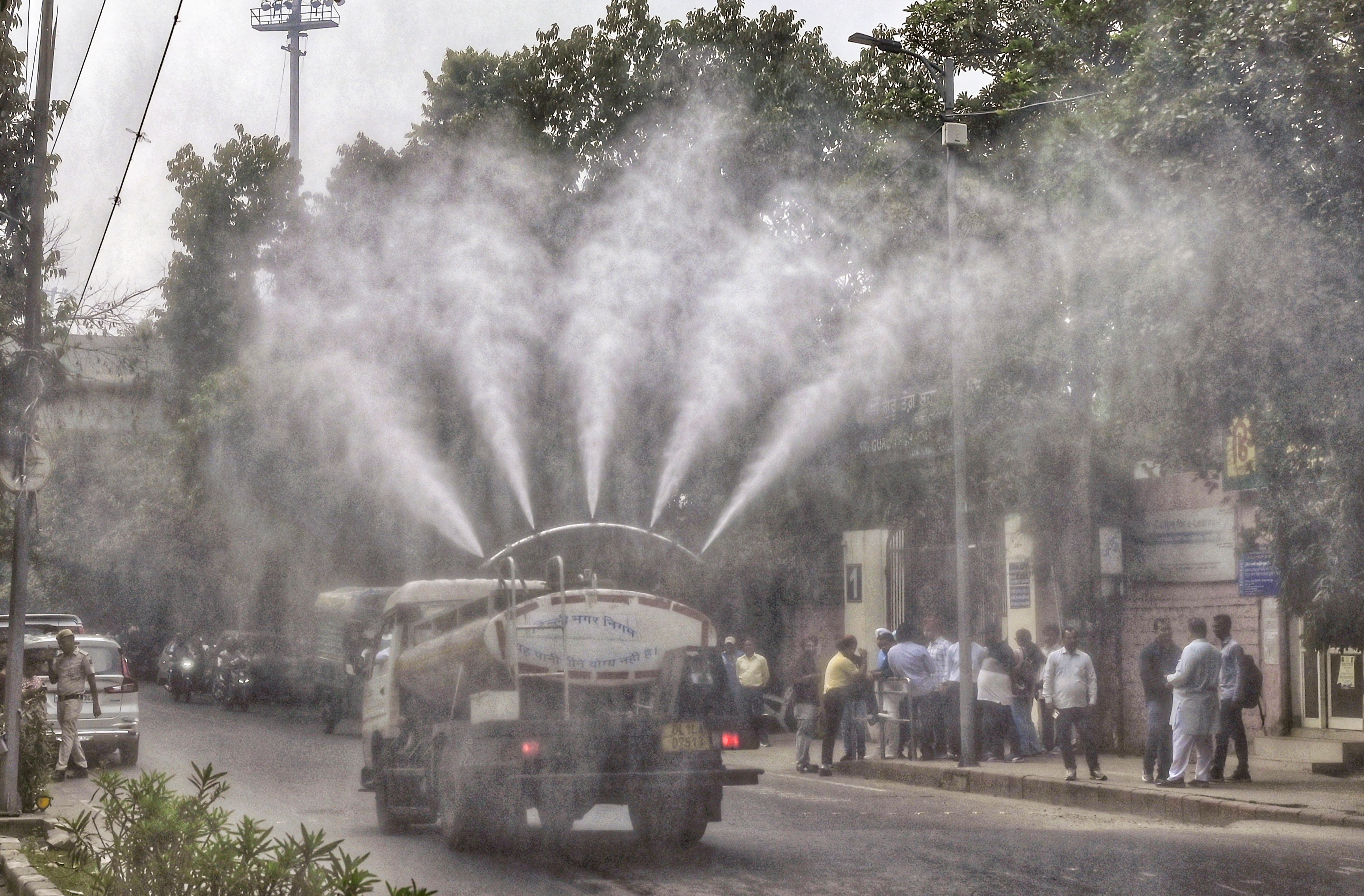 অনেকে ভাল করে শ্বাস নিতেও পারছেন না