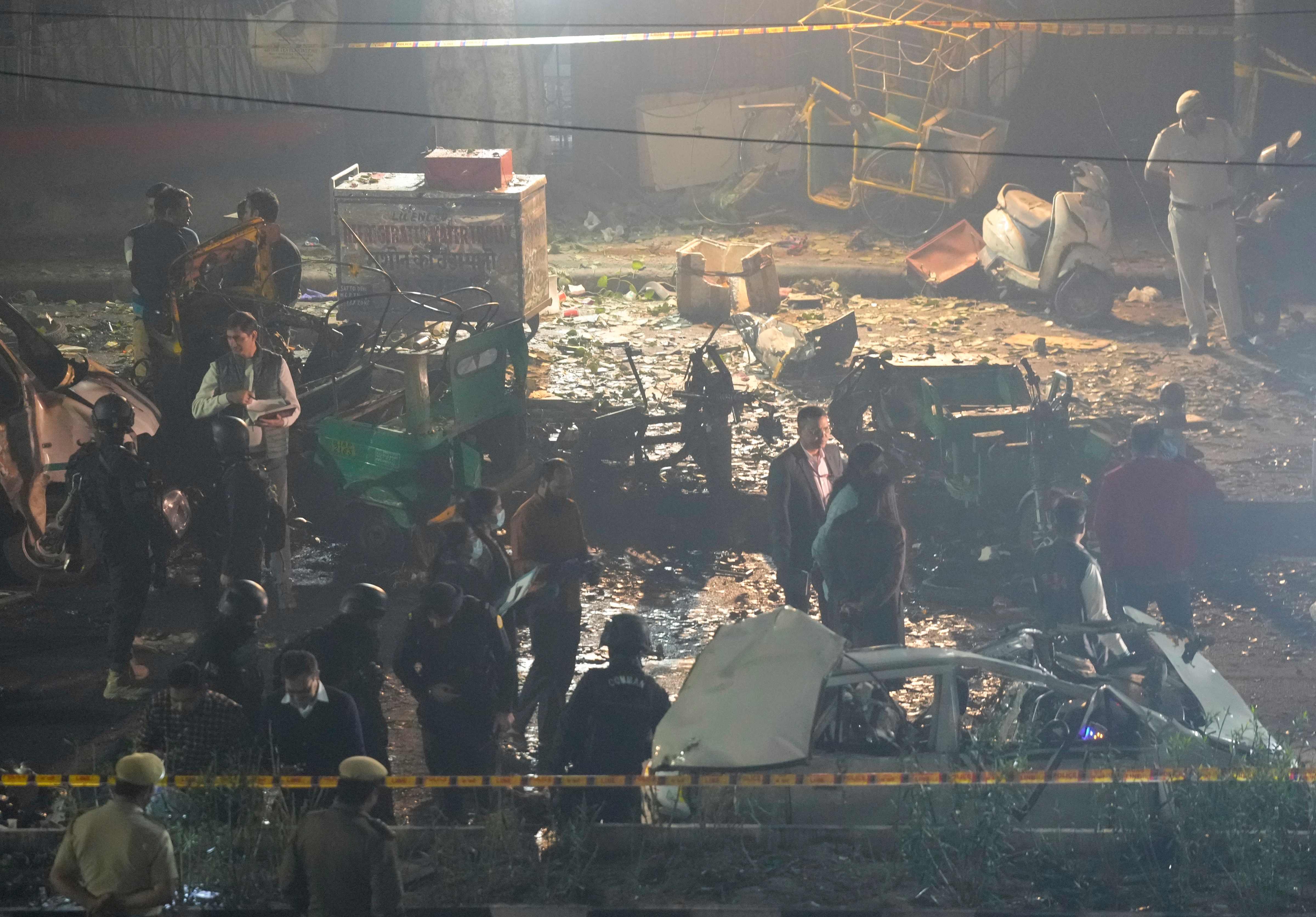 বিস্ফোরণের তীব্রতায় রাস্তার আলো নিভে যায়