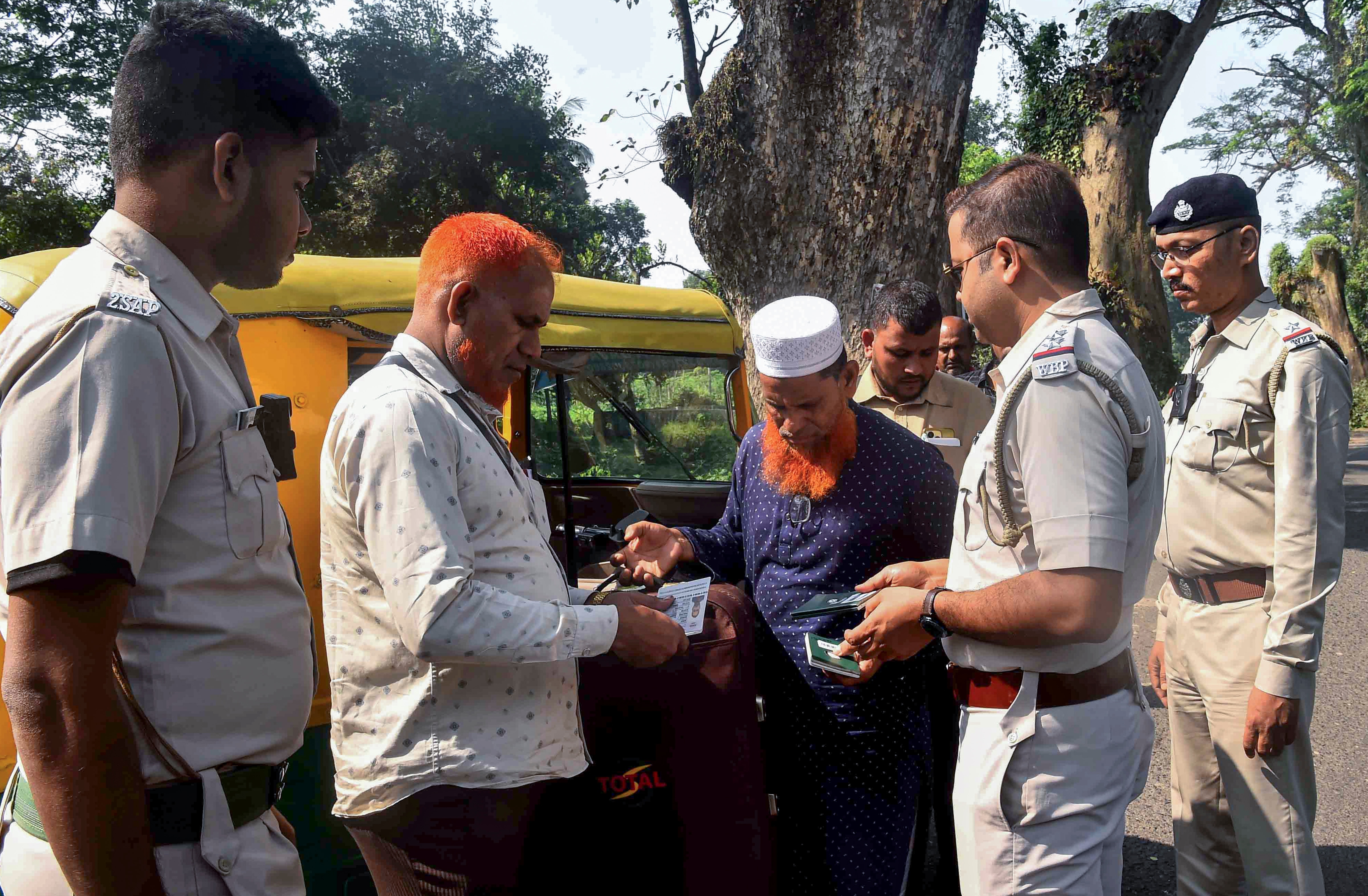 বাংলাদেশিদের বিশ্বাস করতে পারছে না বাংলাদেশিদের বিশ্বাস করতে পারছে না