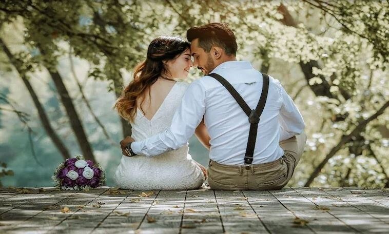 অফিসেই রোম্যান্সে মজছেন ভারতীয় যুবক-যুবতীরা, কীভাবে? অফিসেই রোম্যান্সে মজছেন ভারতীয় যুবক-যুবতীরা, কীভাবে?