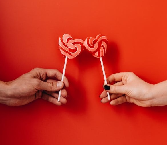 অফিসেই রোম্যান্সে মজছেন ভারতীয় যুবক-যুবতীরা, কীভাবে? অফিসেই রোম্যান্সে মজছেন ভারতীয় যুবক-যুবতীরা, কীভাবে?