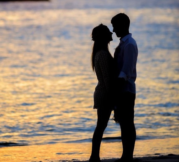 অফিসেই রোম্যান্সে মজছেন ভারতীয় যুবক-যুবতীরা, কীভাবে? অফিসেই রোম্যান্সে মজছেন ভারতীয় যুবক-যুবতীরা, কীভাবে?