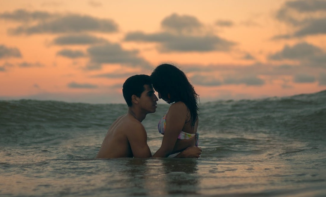 অফিসেই রোম্যান্সে মজছেন ভারতীয় যুবক-যুবতীরা, কীভাবে? অফিসেই রোম্যান্সে মজছেন ভারতীয় যুবক-যুবতীরা, কীভাবে?