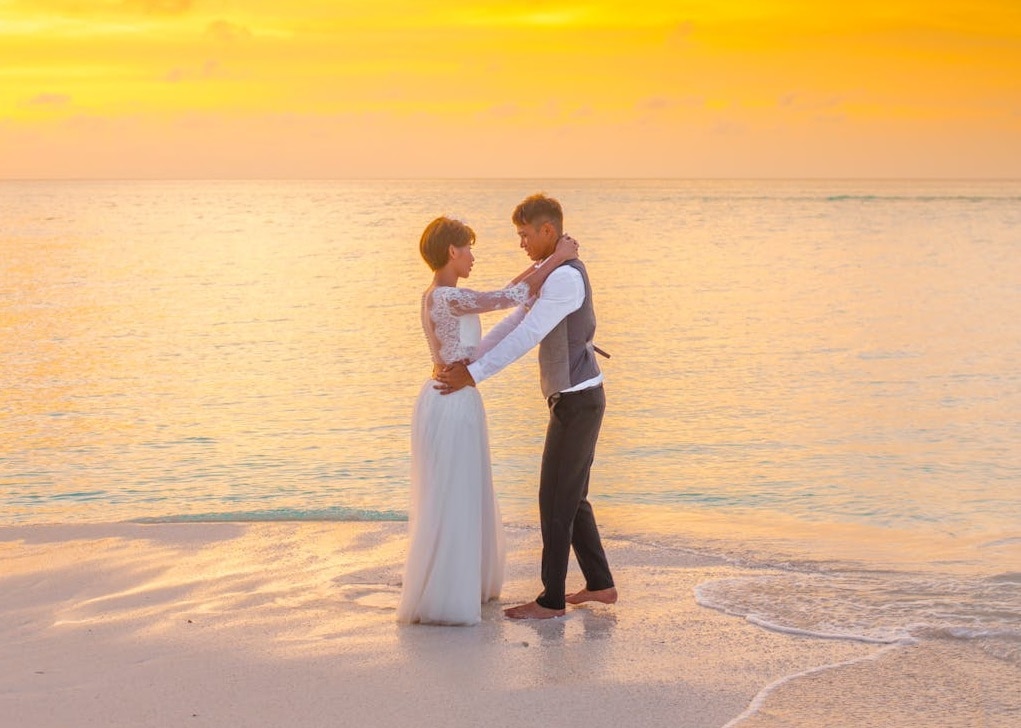 অফিসেই রোম্যান্সে মজছেন ভারতীয় যুবক-যুবতীরা, কীভাবে? অফিসেই রোম্যান্সে মজছেন ভারতীয় যুবক-যুবতীরা, কীভাবে?