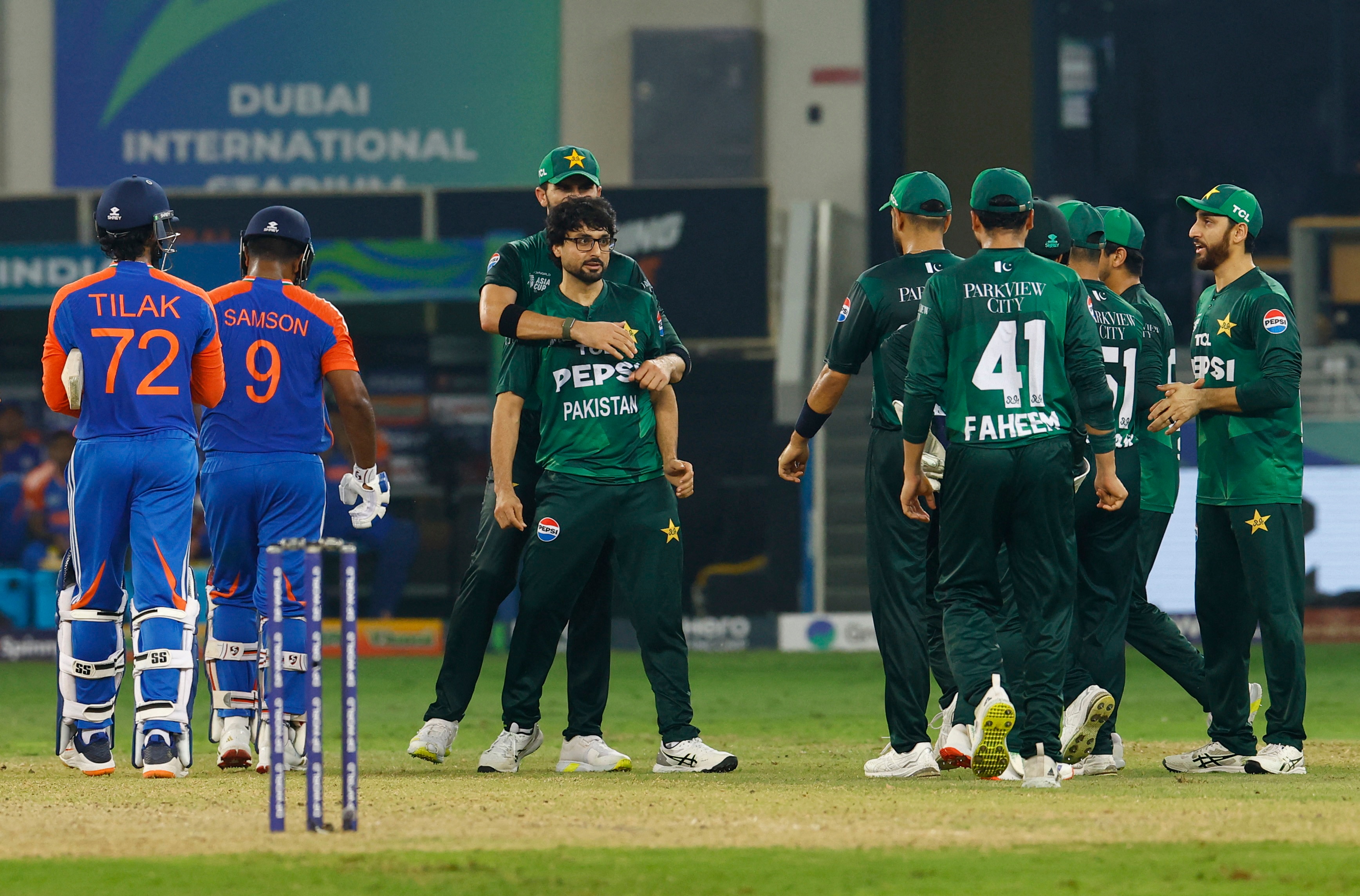 হারিস রউফকে যোগ্য শাস্তি ICC-র, সূর্যকে দিতে হবে শুধু জরিমানা হারিস রউফকে যোগ্য শাস্তি ICC-র, সূর্যকে দিতে হবে শুধু জরিমানা