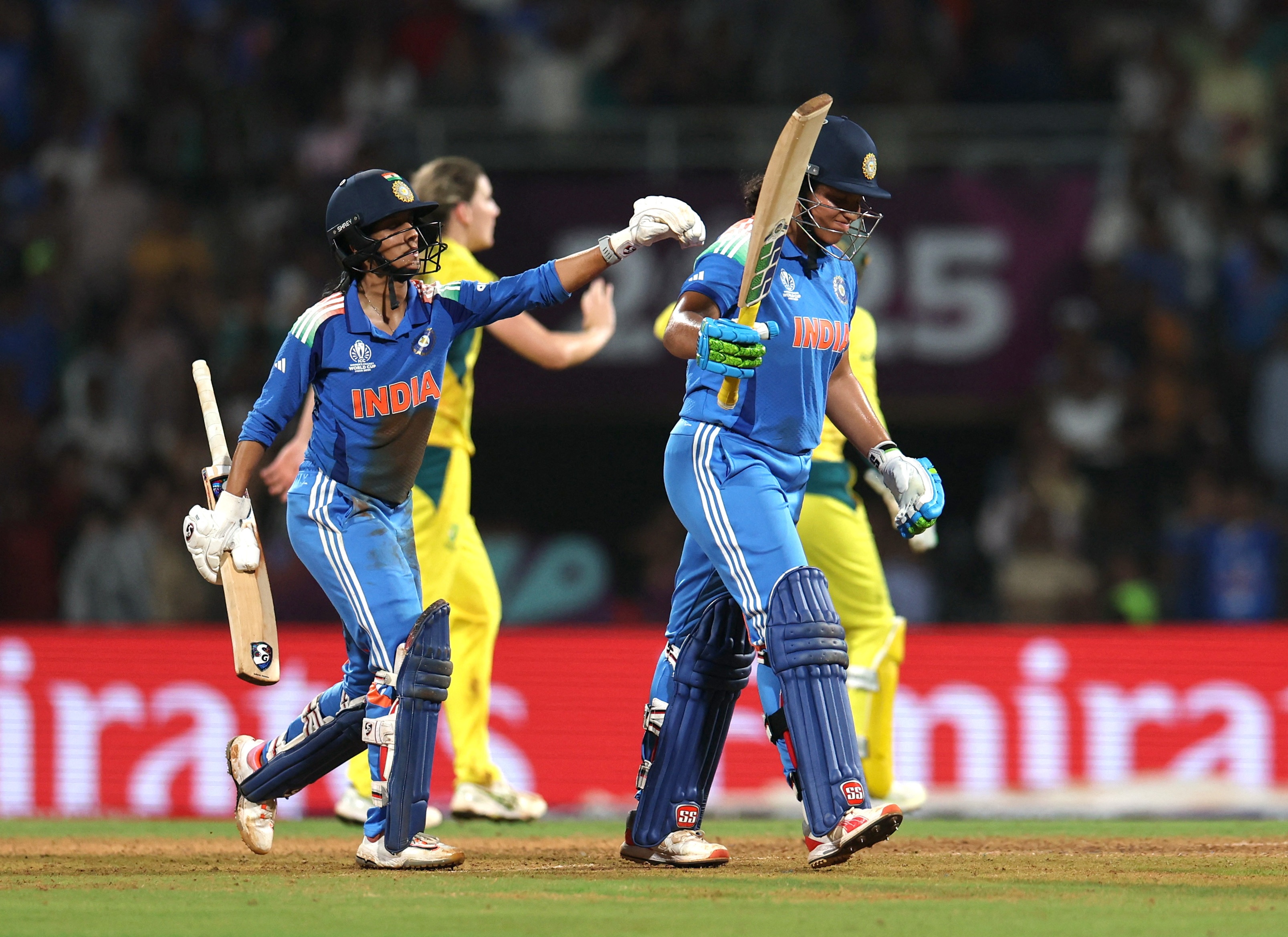 ১৬ বছর বয়সে তিনি বাংলা U-19 দলে সুযোগ পান  ১৬ বছর বয়সে তিনি বাংলা U-19 দলে সুযোগ পান