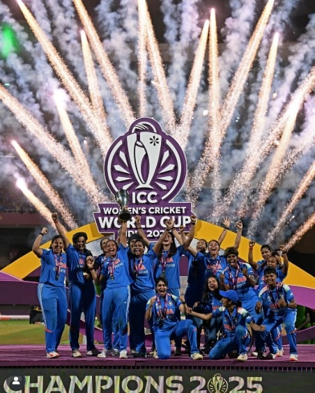 বিশ্বকাপ ট্রফি তুলে ধরলেন রিচা, স্মৃতিরা