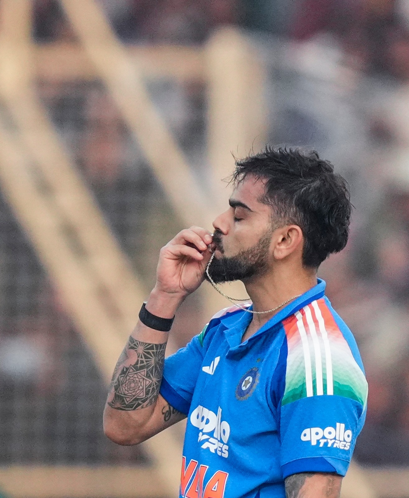 এদিন রাঁচিতেও কোহলি সেঞ্চুরি পূর্ণ করতেই ফেন্সিং টপকে মাঠে প্রবেশ করেন এক বিরাট অনুরাগী৷ কোহলির পা ছুঁয়ে প্রণামও করার পর নিরাপত্তারক্ষীদের তৎপরতায় মাঠের বাইরে নিয়ে যাওয়ার হয় তাঁকে৷ এদিন রাঁচিতেও কোহলি সেঞ্চুরি পূর্ণ করতেই ফেন্সিং টপকে মাঠে প্রবেশ করেন এক বিরাট অনুরাগী৷ কোহলির পা ছুঁয়ে প্রণামও করার পর নিরাপত্তারক্ষীদের তৎপরতায় মাঠের বাইরে নিয়ে যাওয়ার হয় তাঁকে৷