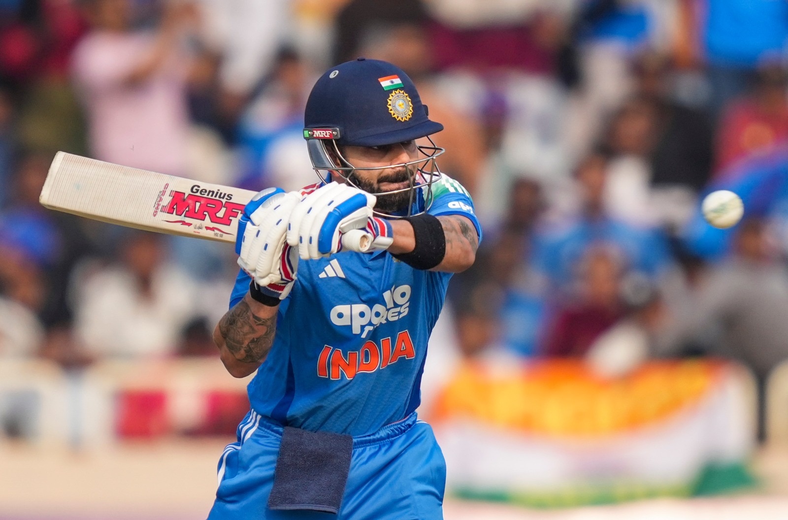 ৩০৬তম ওডিআই ম্য়াচ খেলতে নেমে বিশ্বরেকর্ডে নাম তুলে ফেললেন কোহলি৷ ওপেনার যশস্বী জয়সওয়াল দ্রুত ফিরলেও দ্বিতীয় উইকেটে রোহিত শর্মার সঙ্গে ১৩৬ রানের জুটি বেঁধে ভারতকে শক্ত ভিতের উপর দাঁড় করিয়ে দেন কোহলি৷ ৩০৬তম ওডিআই ম্য়াচ খেলতে নেমে বিশ্বরেকর্ডে নাম তুলে ফেললেন কোহলি৷ ওপেনার যশস্বী জয়সওয়াল দ্রুত ফিরলেও দ্বিতীয় উইকেটে রোহিত শর্মার সঙ্গে ১৩৬ রানের জুটি বেঁধে ভারতকে শক্ত ভিতের উপর দাঁড় করিয়ে দেন কোহলি৷